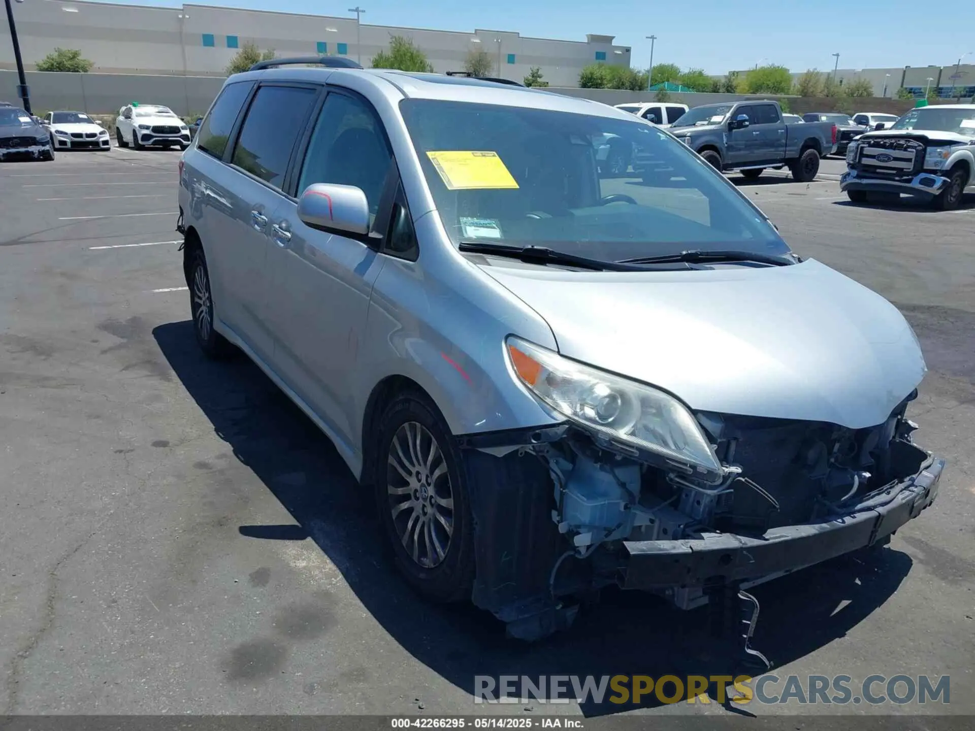1 Photograph of a damaged car 5TDYZ3DC5LS054619 TOYOTA SIENNA 2020