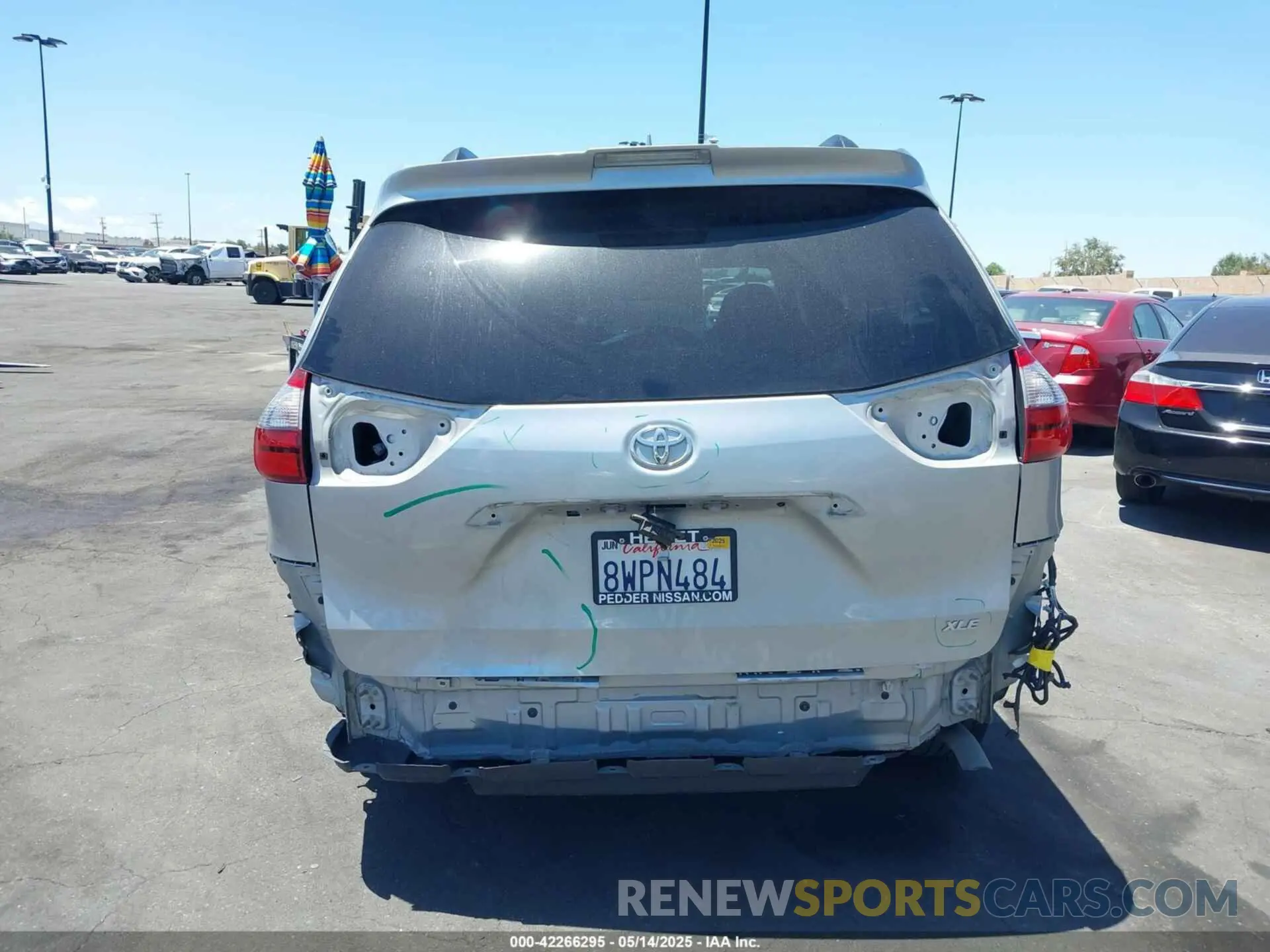 17 Photograph of a damaged car 5TDYZ3DC5LS054619 TOYOTA SIENNA 2020
