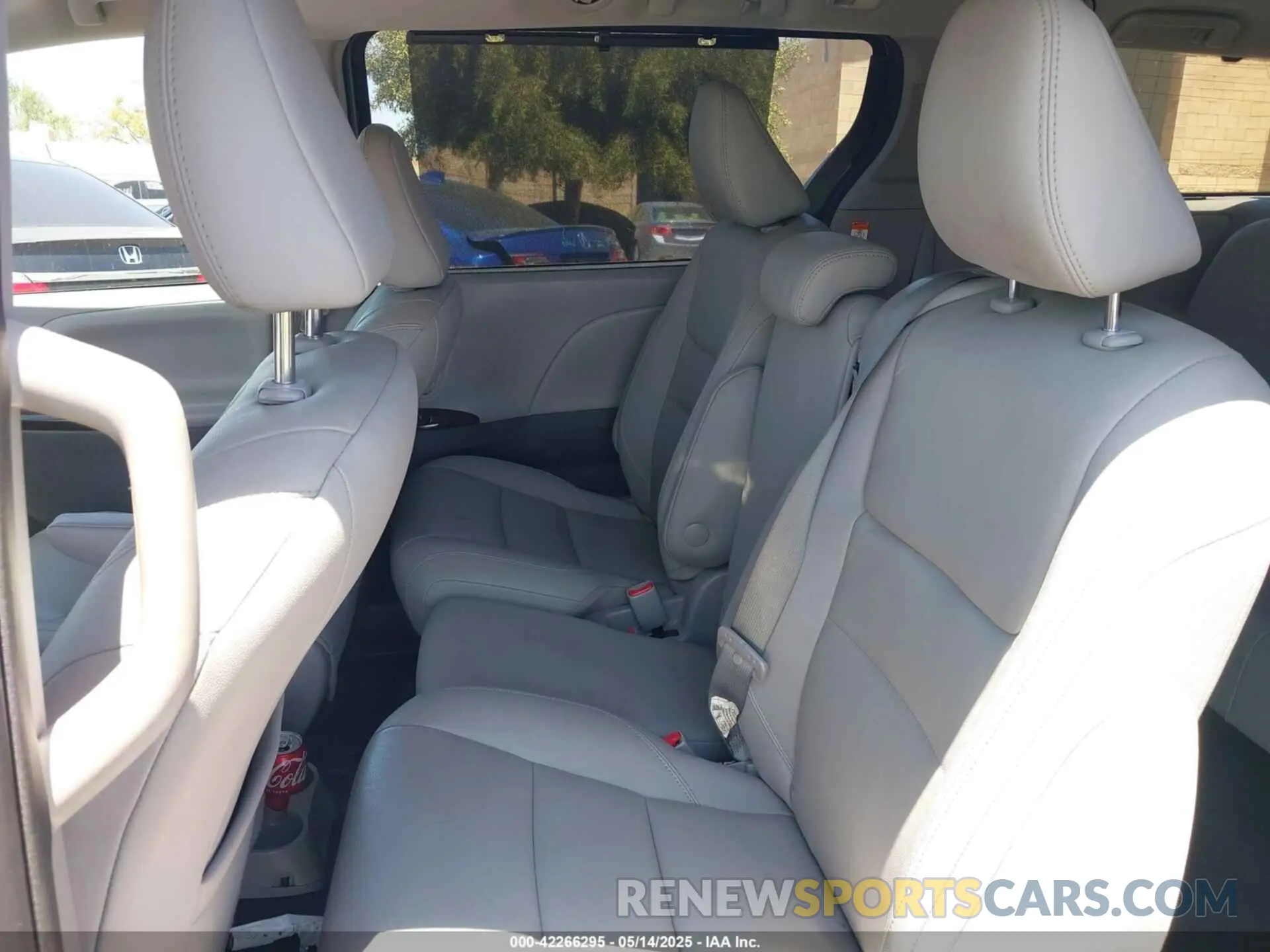8 Photograph of a damaged car 5TDYZ3DC5LS054619 TOYOTA SIENNA 2020