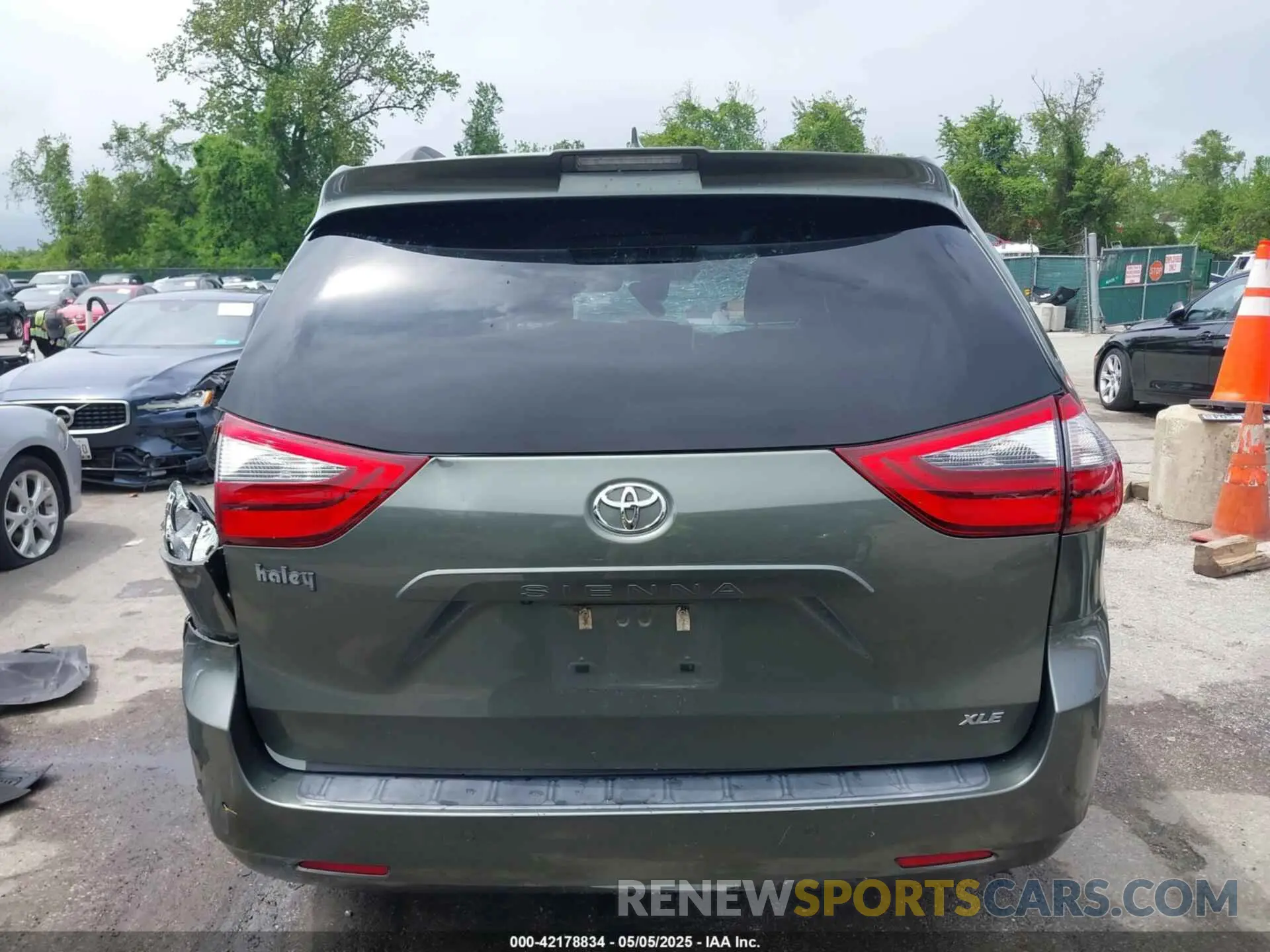 17 Photograph of a damaged car 5TDYZ3DC6LS021788 TOYOTA SIENNA 2020