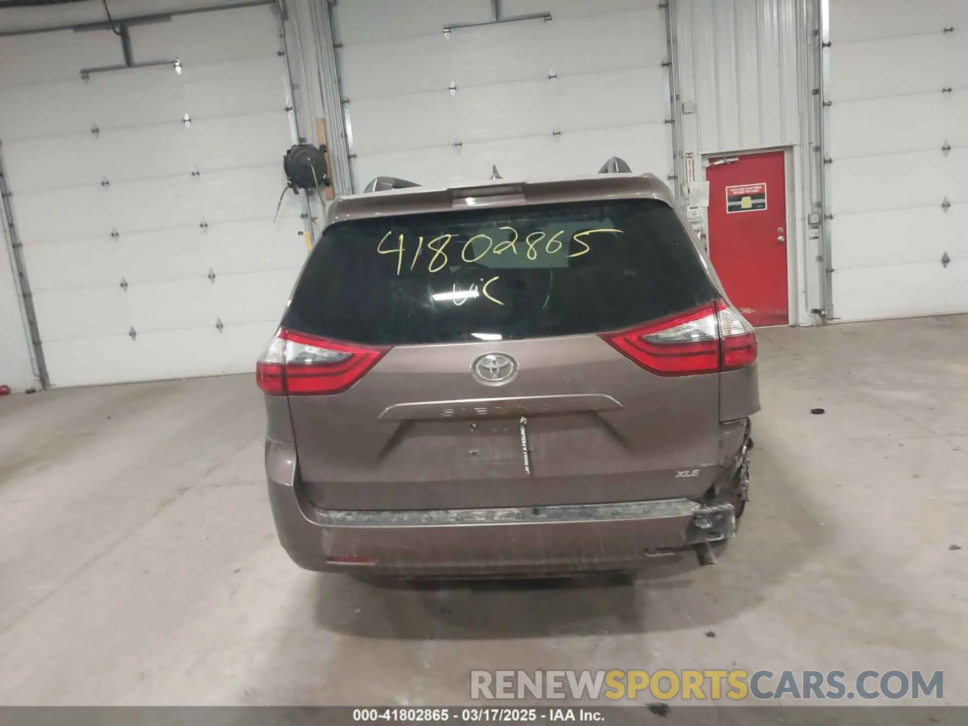 17 Photograph of a damaged car 5TDYZ3DC7LS066609 TOYOTA SIENNA 2020