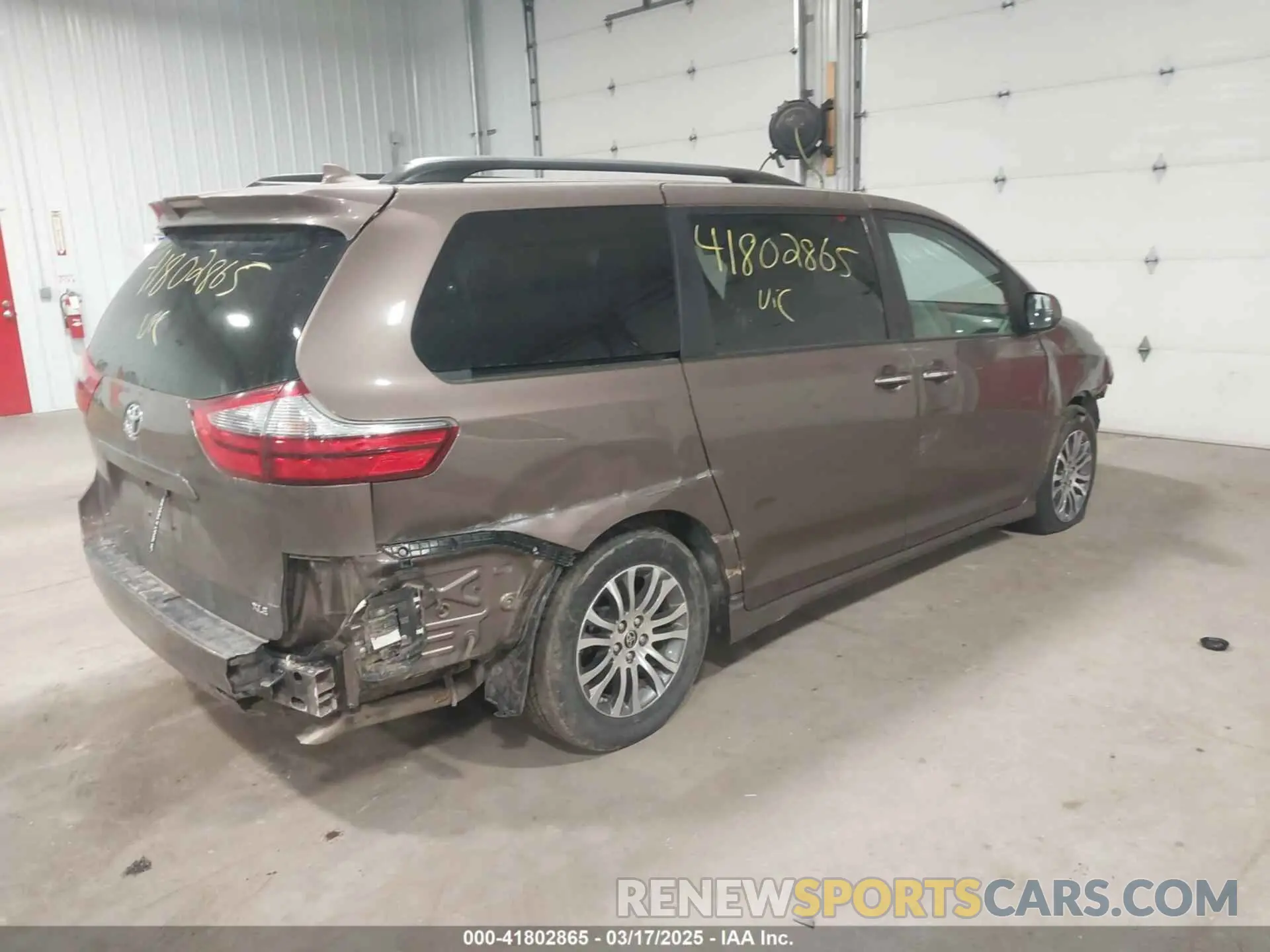 4 Photograph of a damaged car 5TDYZ3DC7LS066609 TOYOTA SIENNA 2020