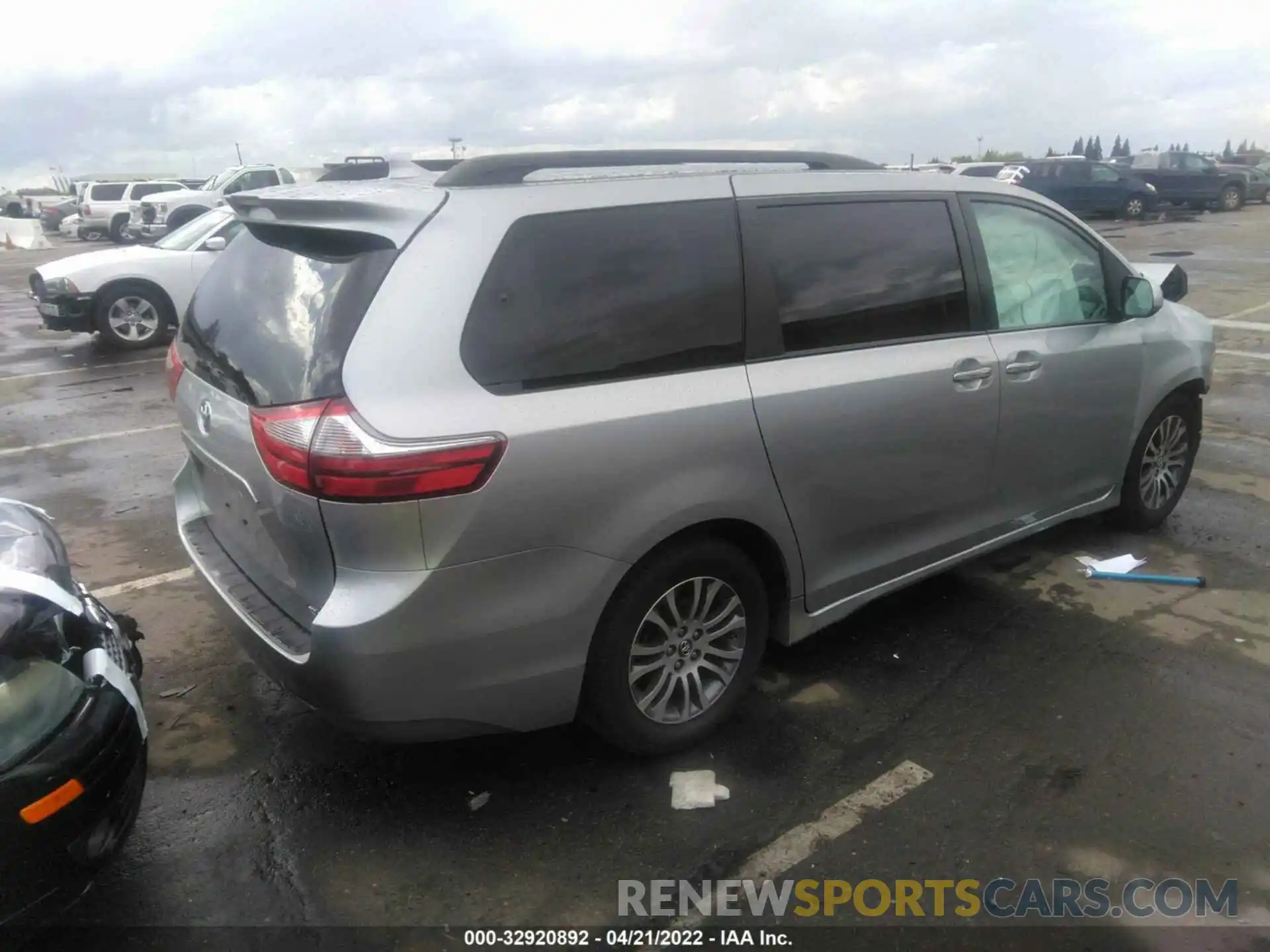 4 Photograph of a damaged car 5TDYZ3DC8LS042111 TOYOTA SIENNA 2020