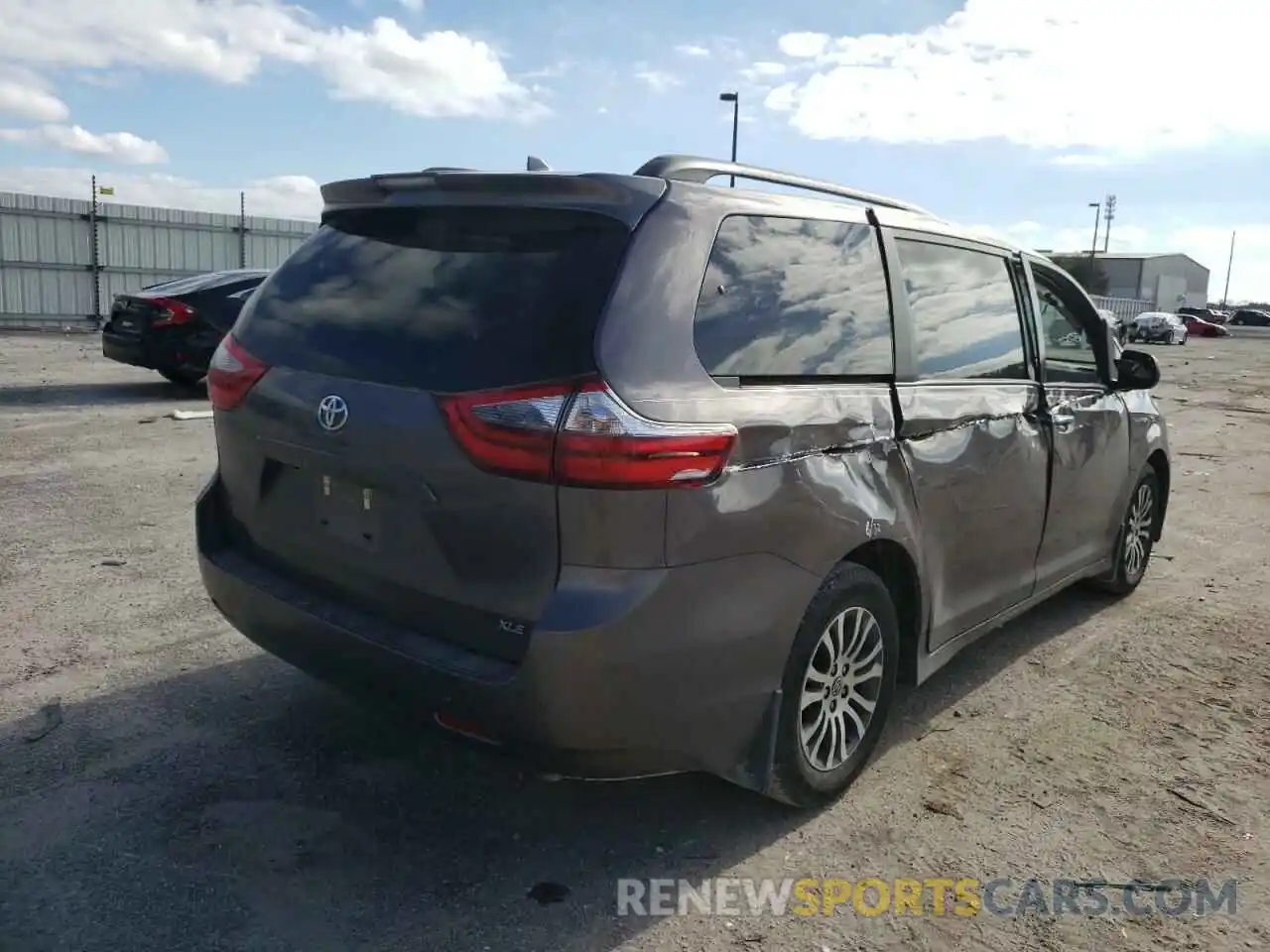 4 Photograph of a damaged car 5TDYZ3DC8LS073696 TOYOTA SIENNA 2020