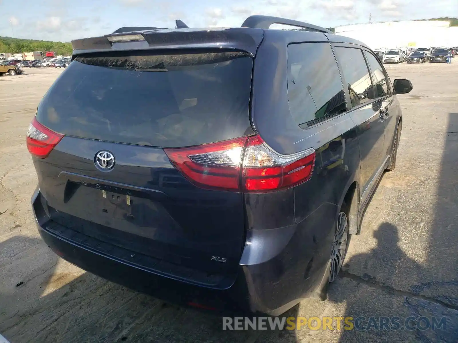 4 Photograph of a damaged car 5TDYZ3DC8LS076386 TOYOTA SIENNA 2020