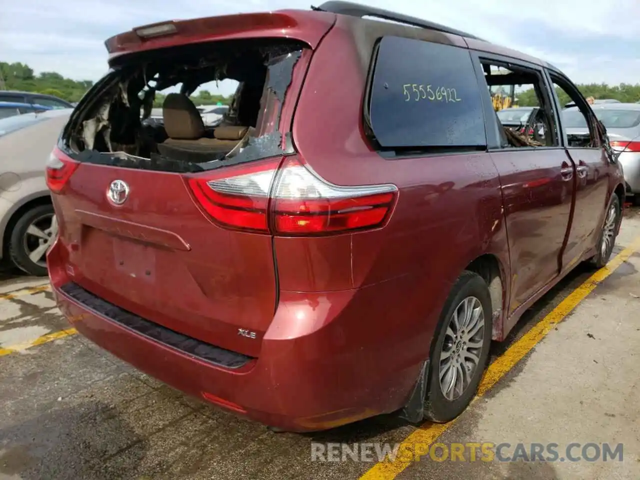 4 Photograph of a damaged car 5TDYZ3DC8LS084813 TOYOTA SIENNA 2020