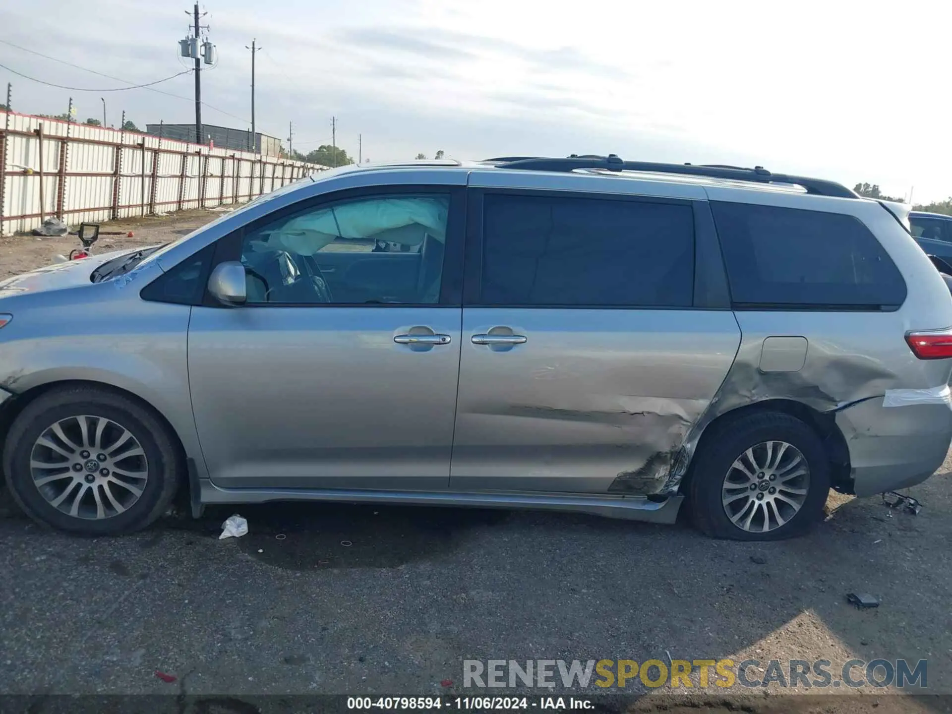 13 Photograph of a damaged car 5TDYZ3DC9LS026872 TOYOTA SIENNA 2020
