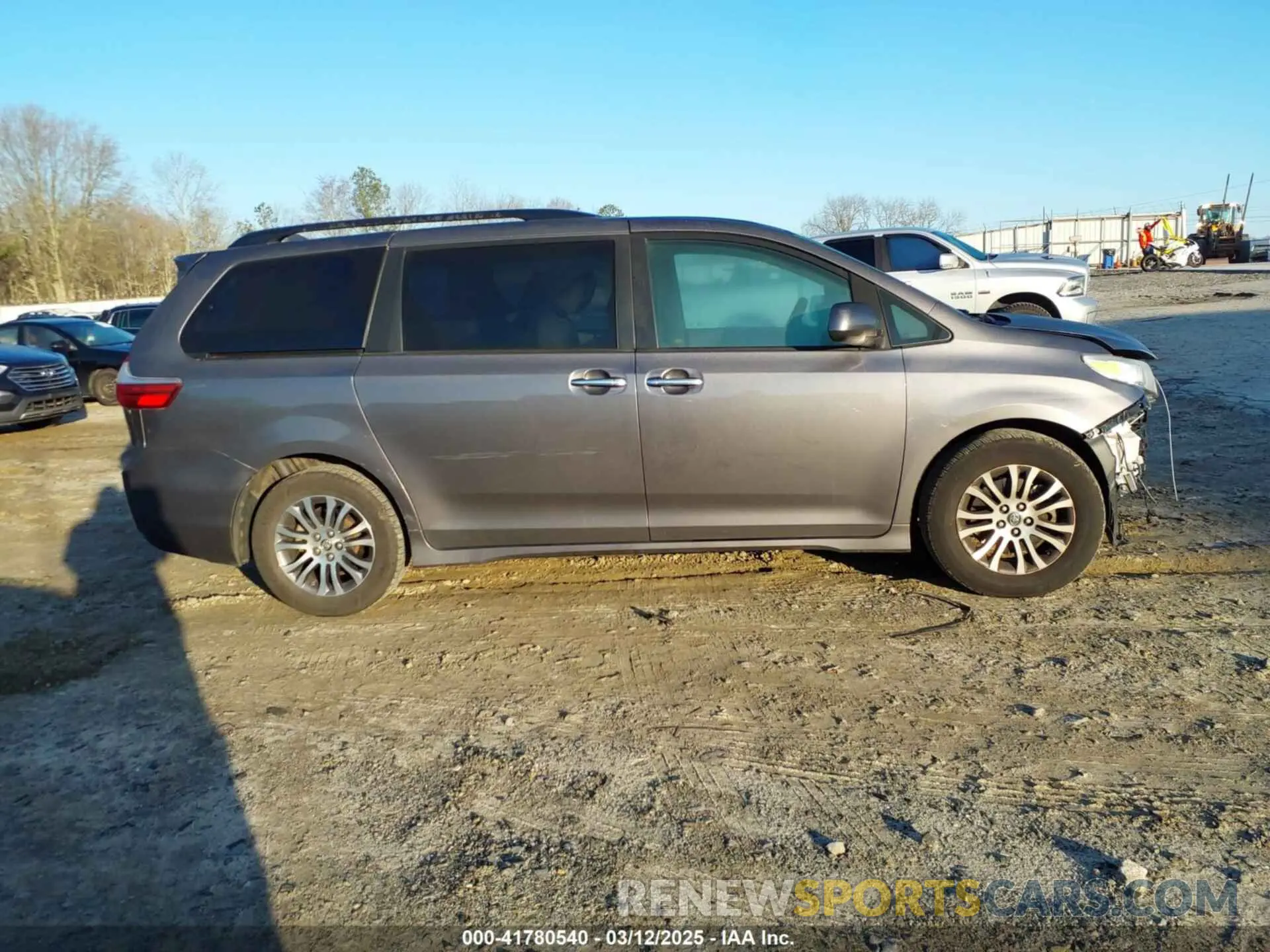13 Photograph of a damaged car 5TDYZ3DC9LS036771 TOYOTA SIENNA 2020