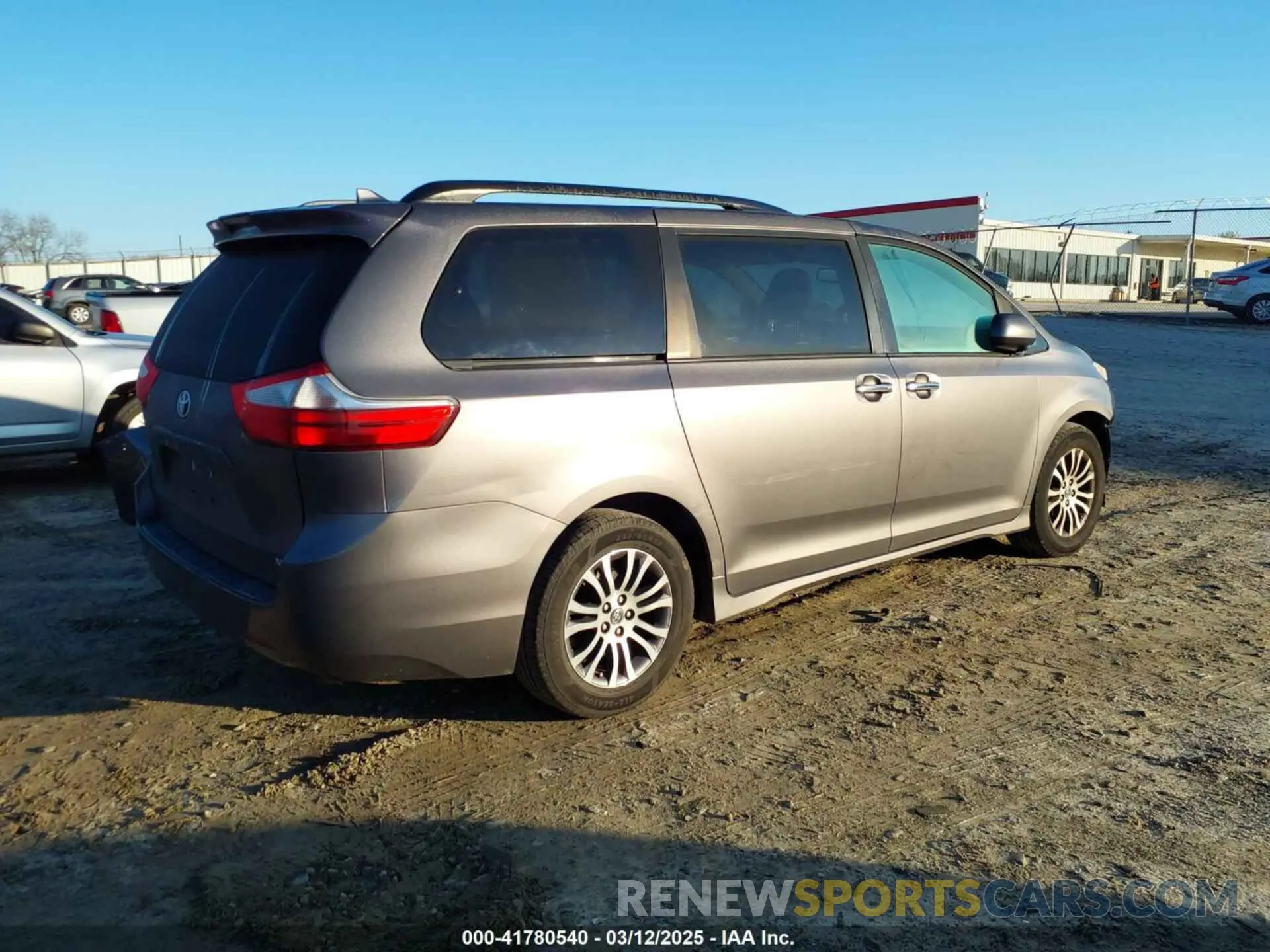 4 Photograph of a damaged car 5TDYZ3DC9LS036771 TOYOTA SIENNA 2020