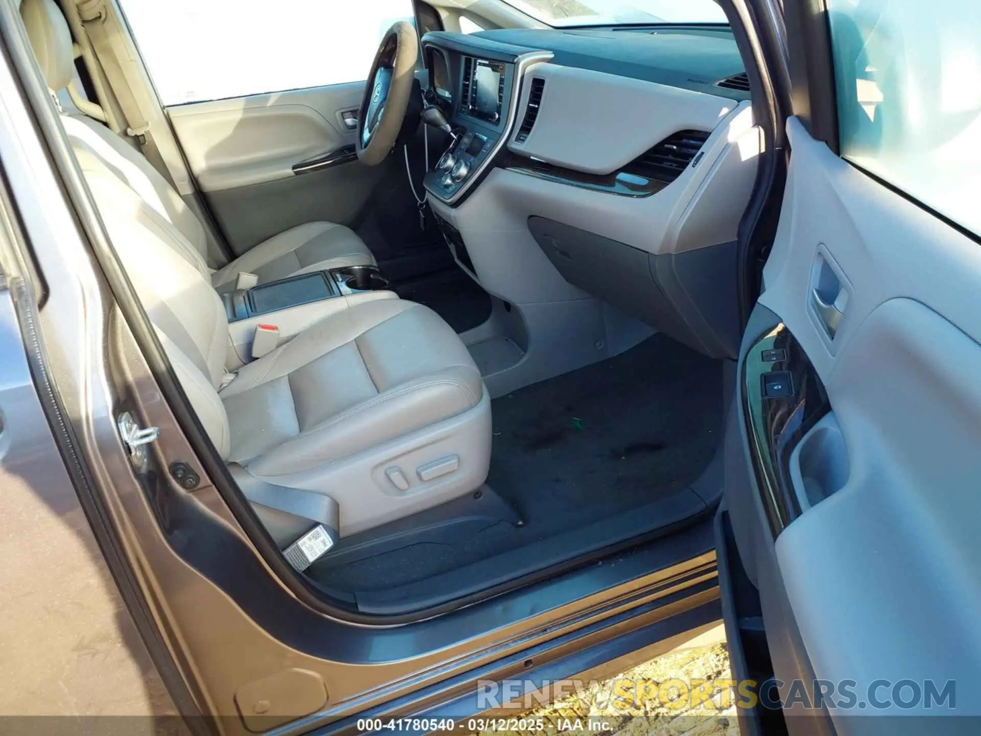 5 Photograph of a damaged car 5TDYZ3DC9LS036771 TOYOTA SIENNA 2020