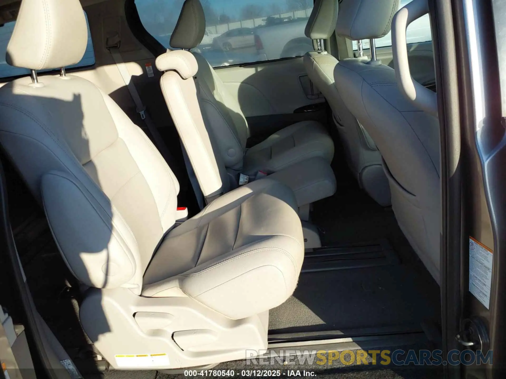 8 Photograph of a damaged car 5TDYZ3DC9LS036771 TOYOTA SIENNA 2020
