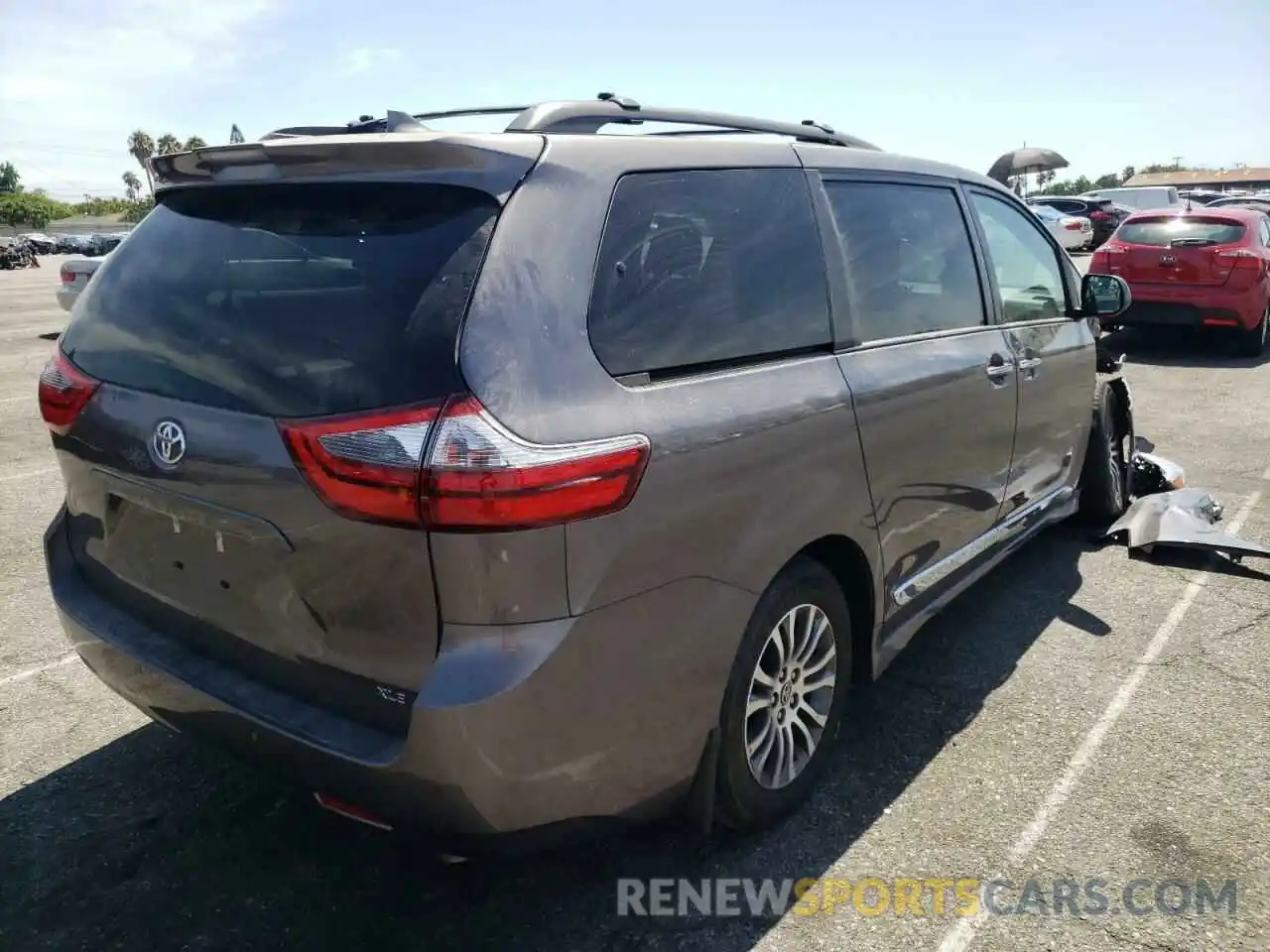 4 Photograph of a damaged car 5TDYZ3DC9LS040027 TOYOTA SIENNA 2020