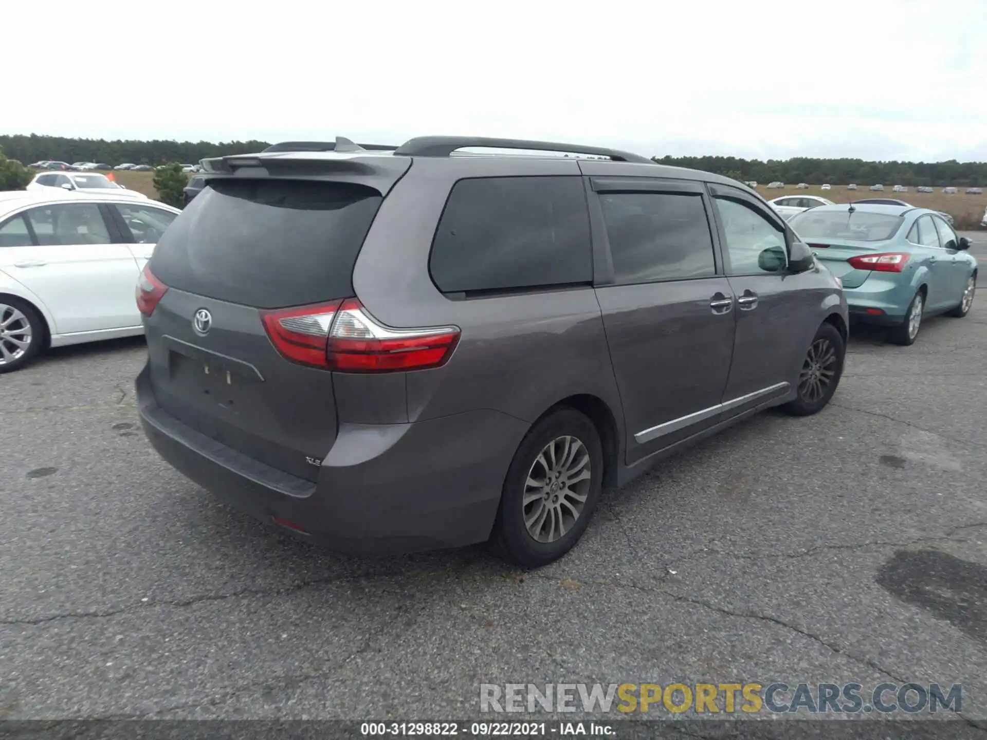 4 Photograph of a damaged car 5TDYZ3DC9LS062075 TOYOTA SIENNA 2020