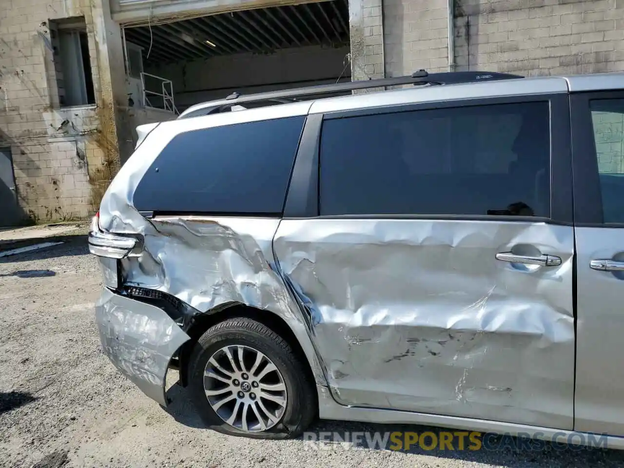 9 Photograph of a damaged car 5TDYZ3DCXLS021468 TOYOTA SIENNA 2020