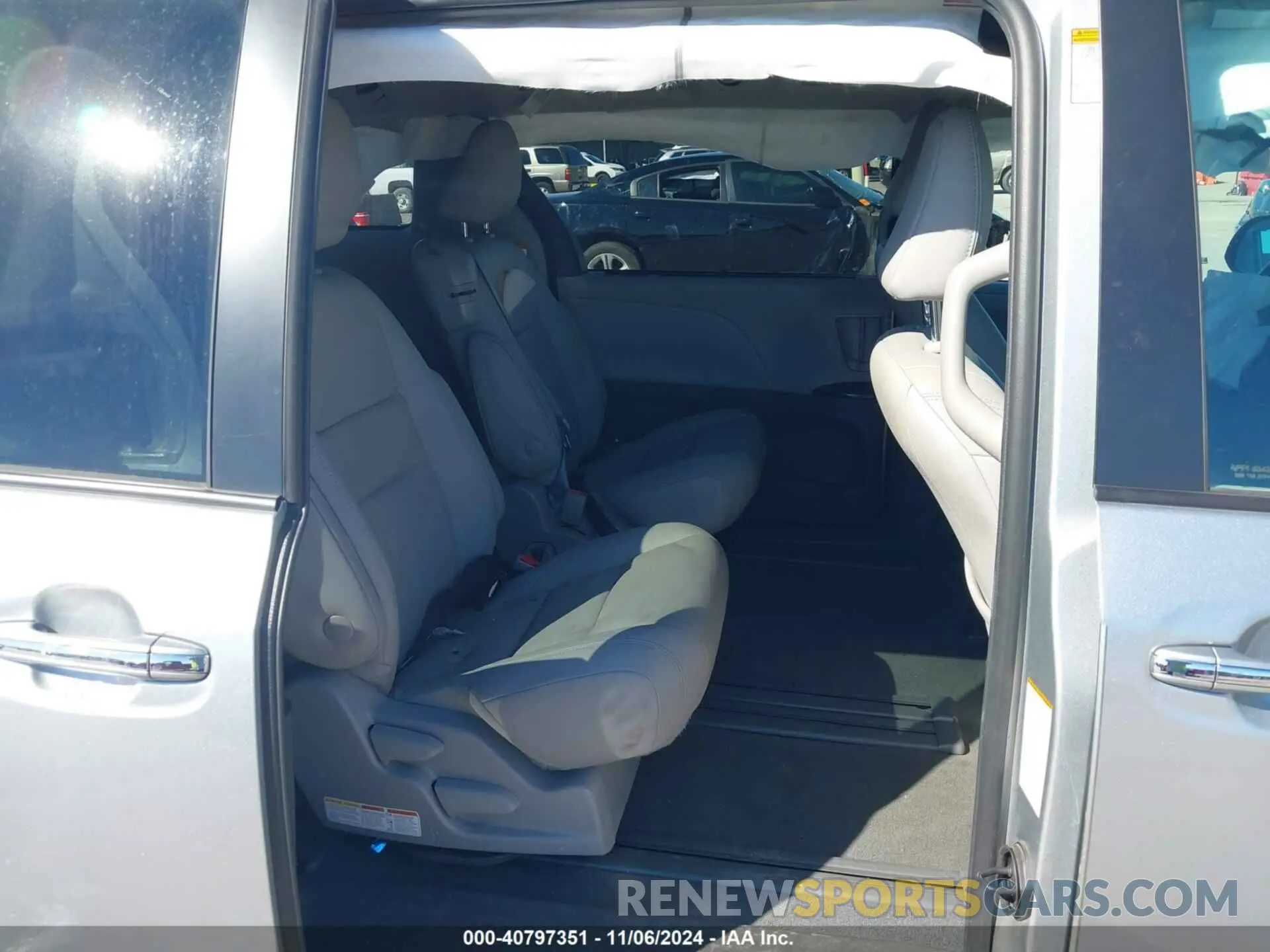 8 Photograph of a damaged car 5TDYZ3DCXLS075269 TOYOTA SIENNA 2020