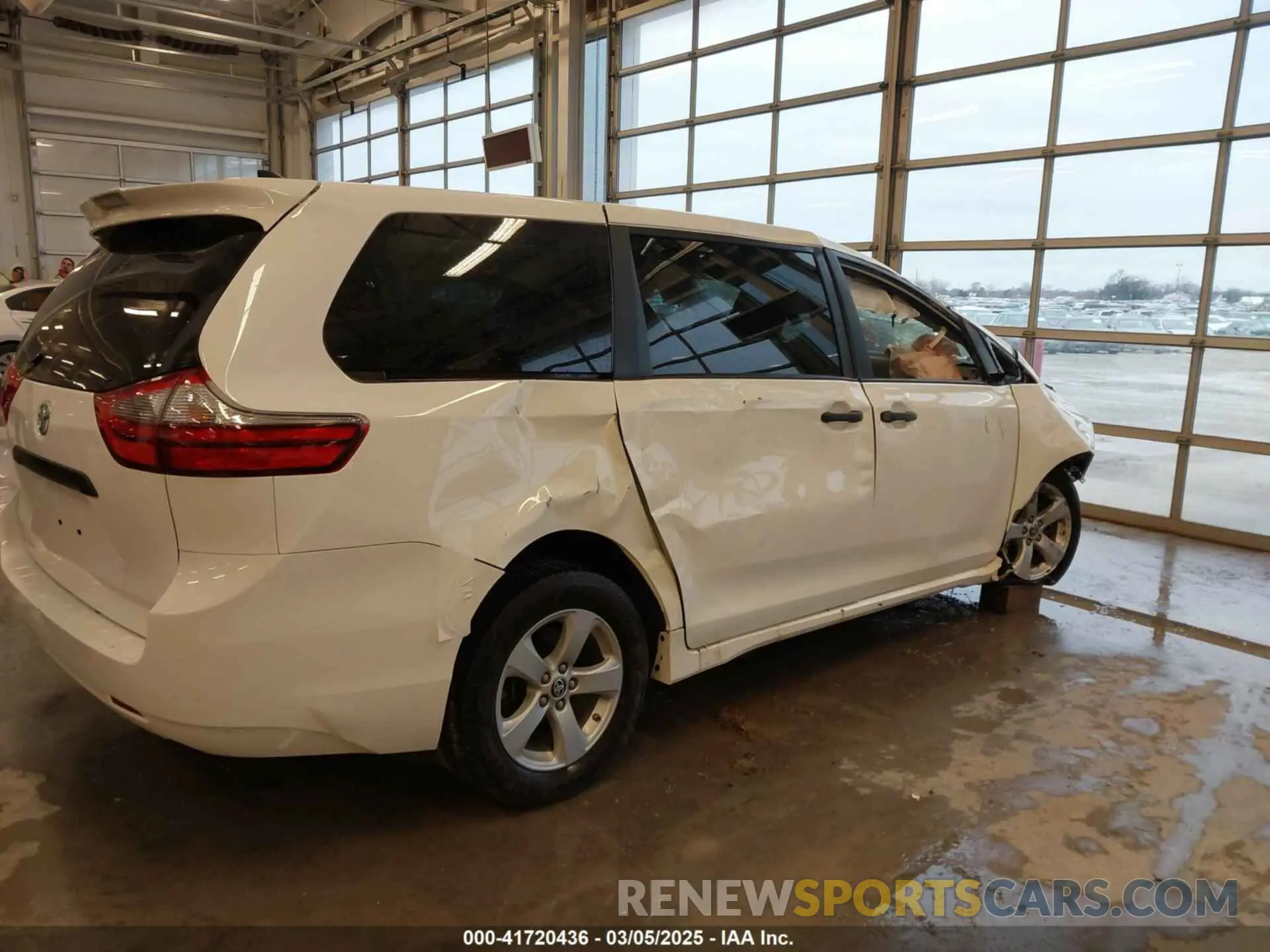 13 Photograph of a damaged car 5TDZZ3DC0LS077956 TOYOTA SIENNA 2020