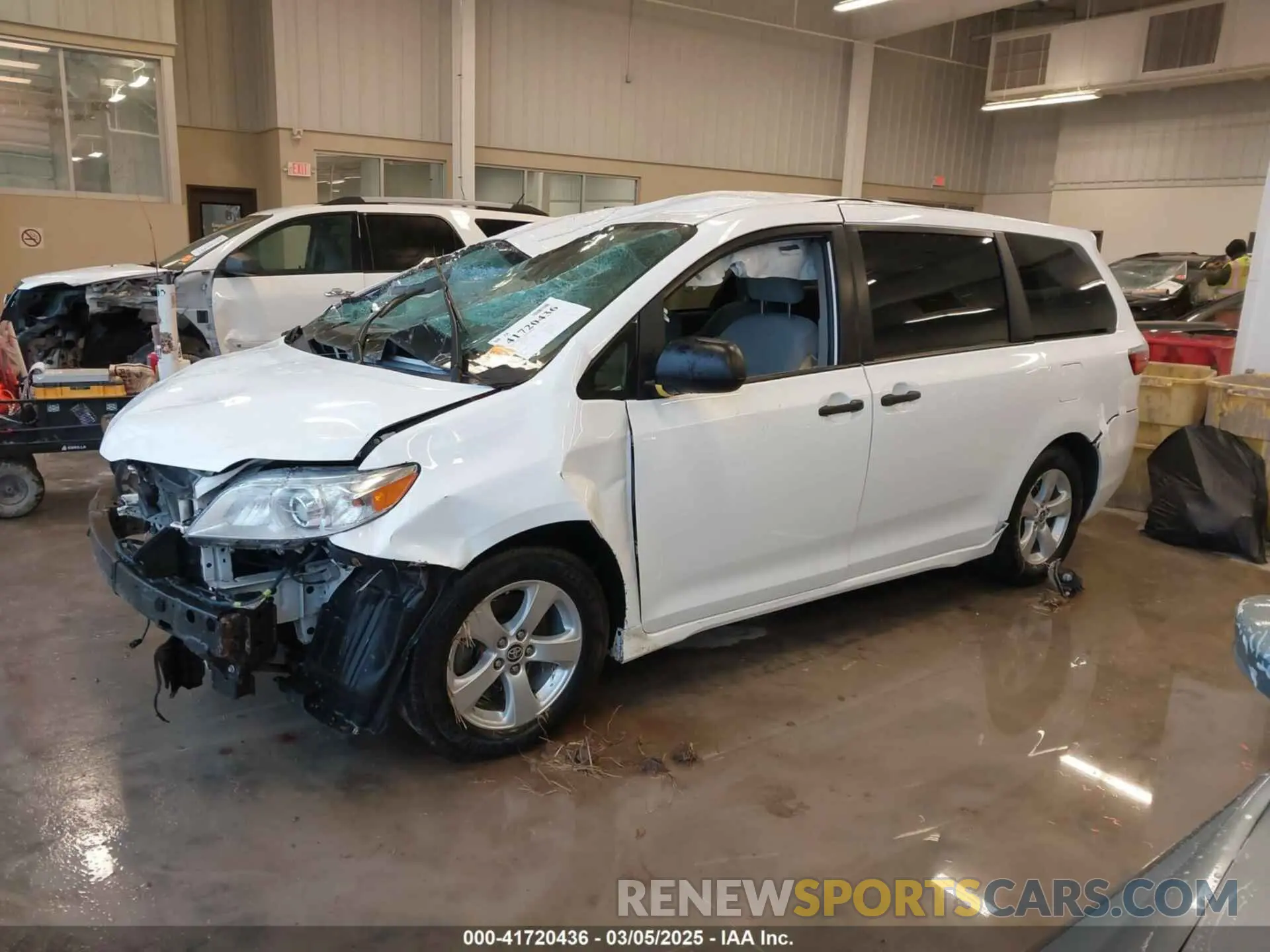 2 Photograph of a damaged car 5TDZZ3DC0LS077956 TOYOTA SIENNA 2020
