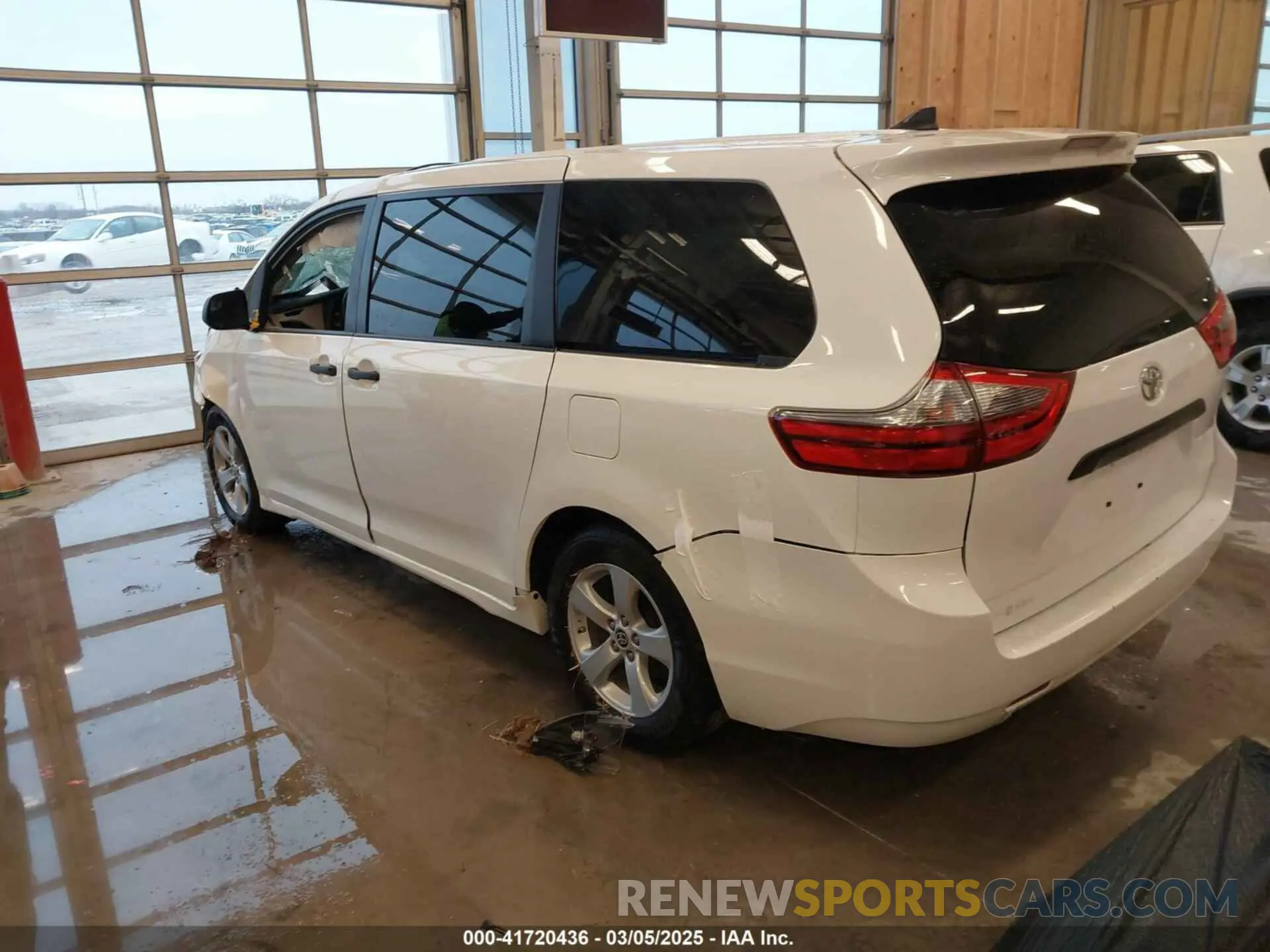 3 Photograph of a damaged car 5TDZZ3DC0LS077956 TOYOTA SIENNA 2020