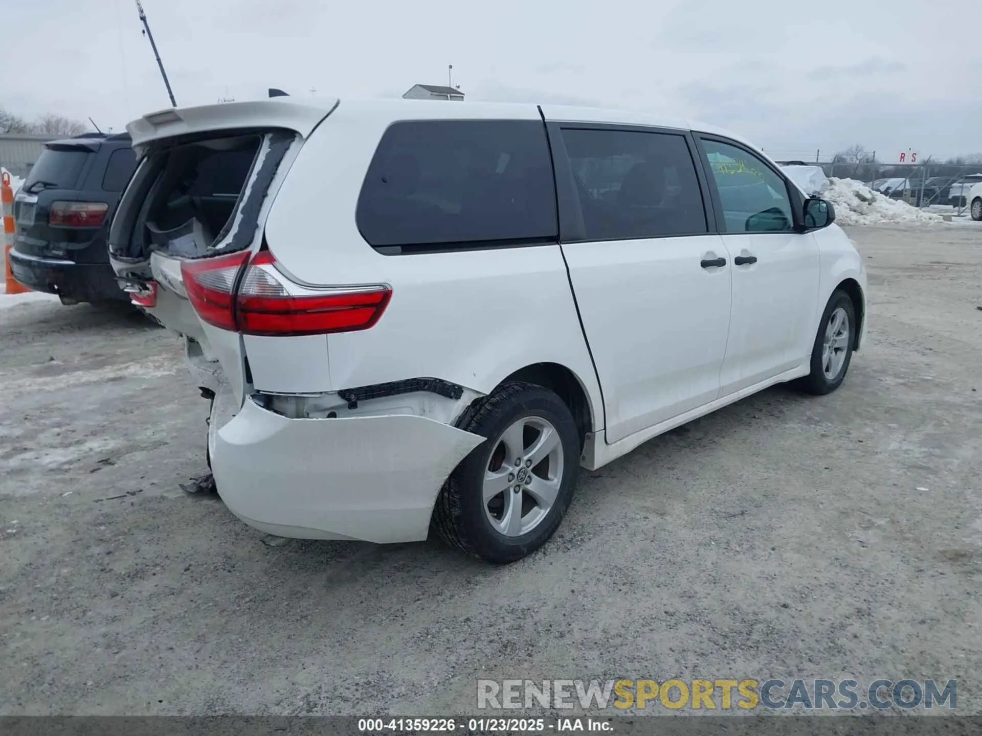 4 Photograph of a damaged car 5TDZZ3DC1LS082549 TOYOTA SIENNA 2020