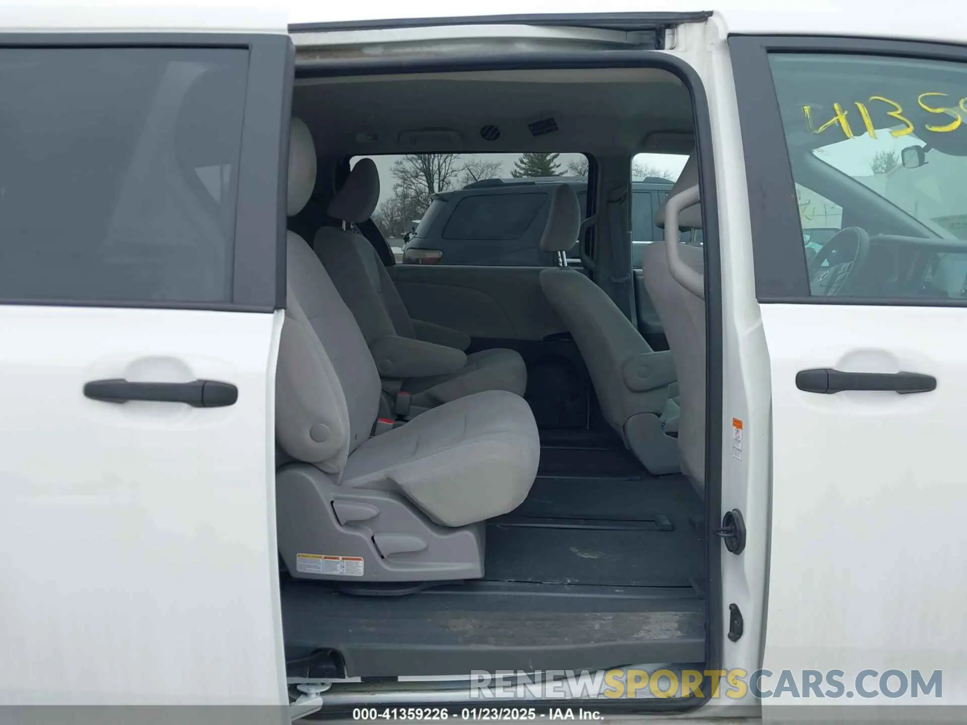 8 Photograph of a damaged car 5TDZZ3DC1LS082549 TOYOTA SIENNA 2020