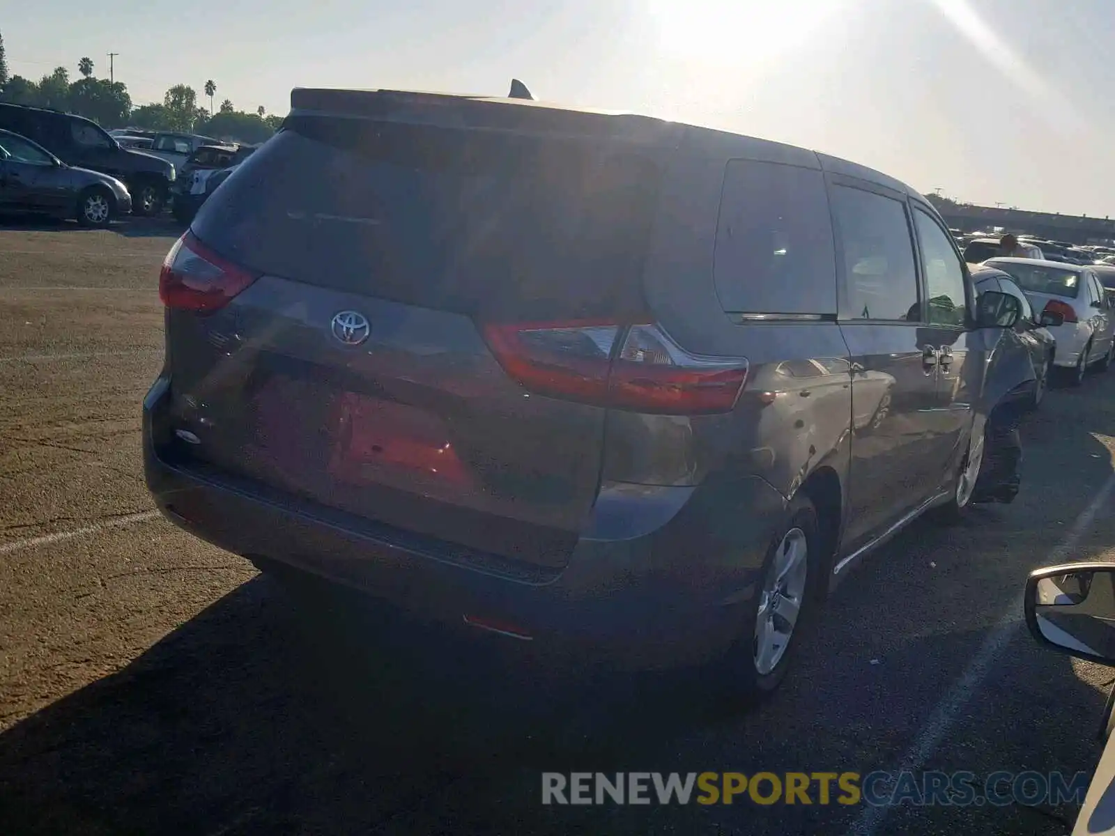 4 Photograph of a damaged car 5TDZZ3DC2LS037409 TOYOTA SIENNA 2020