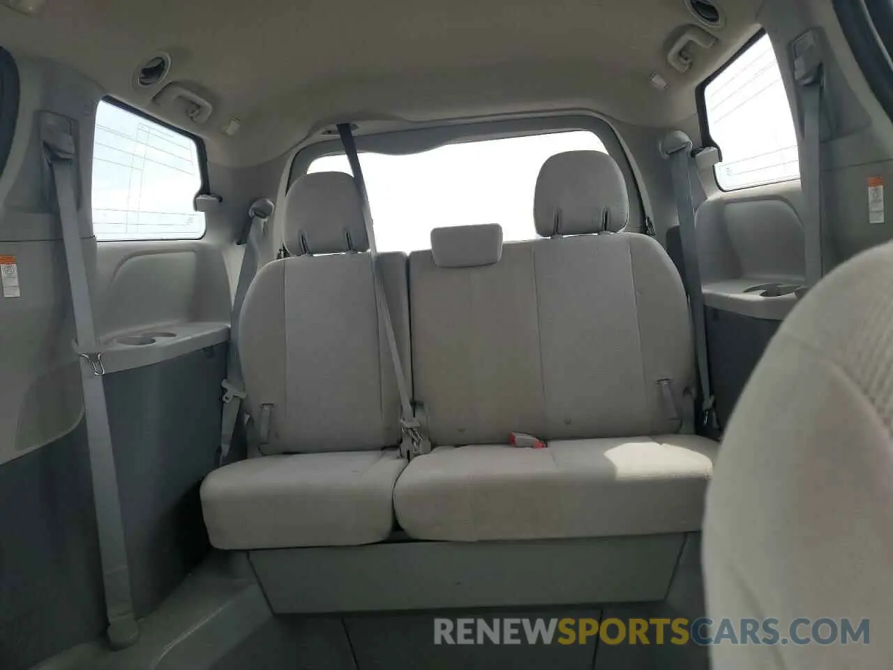 10 Photograph of a damaged car 5TDZZ3DC3LS083847 TOYOTA SIENNA 2020