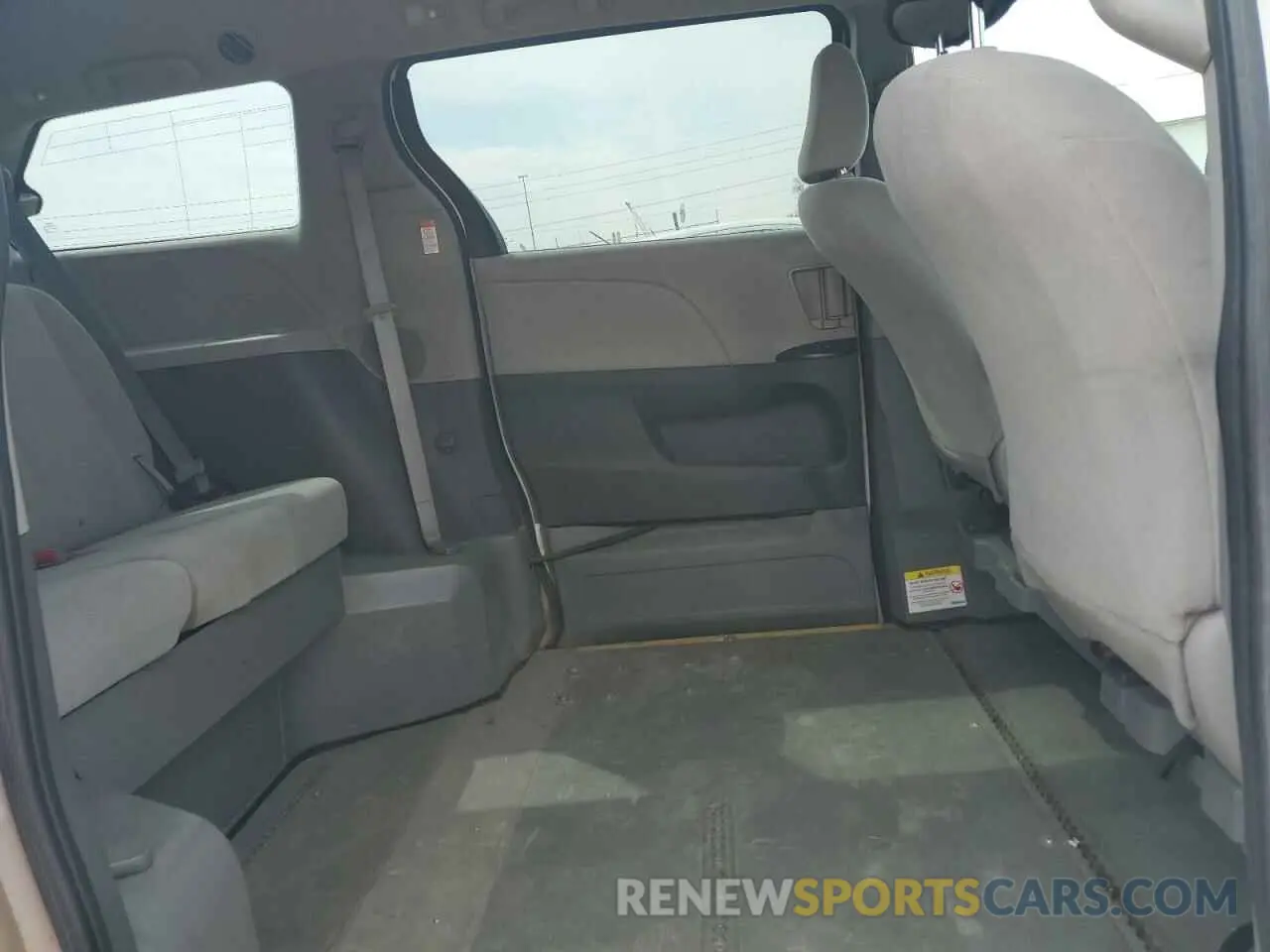 11 Photograph of a damaged car 5TDZZ3DC3LS083847 TOYOTA SIENNA 2020