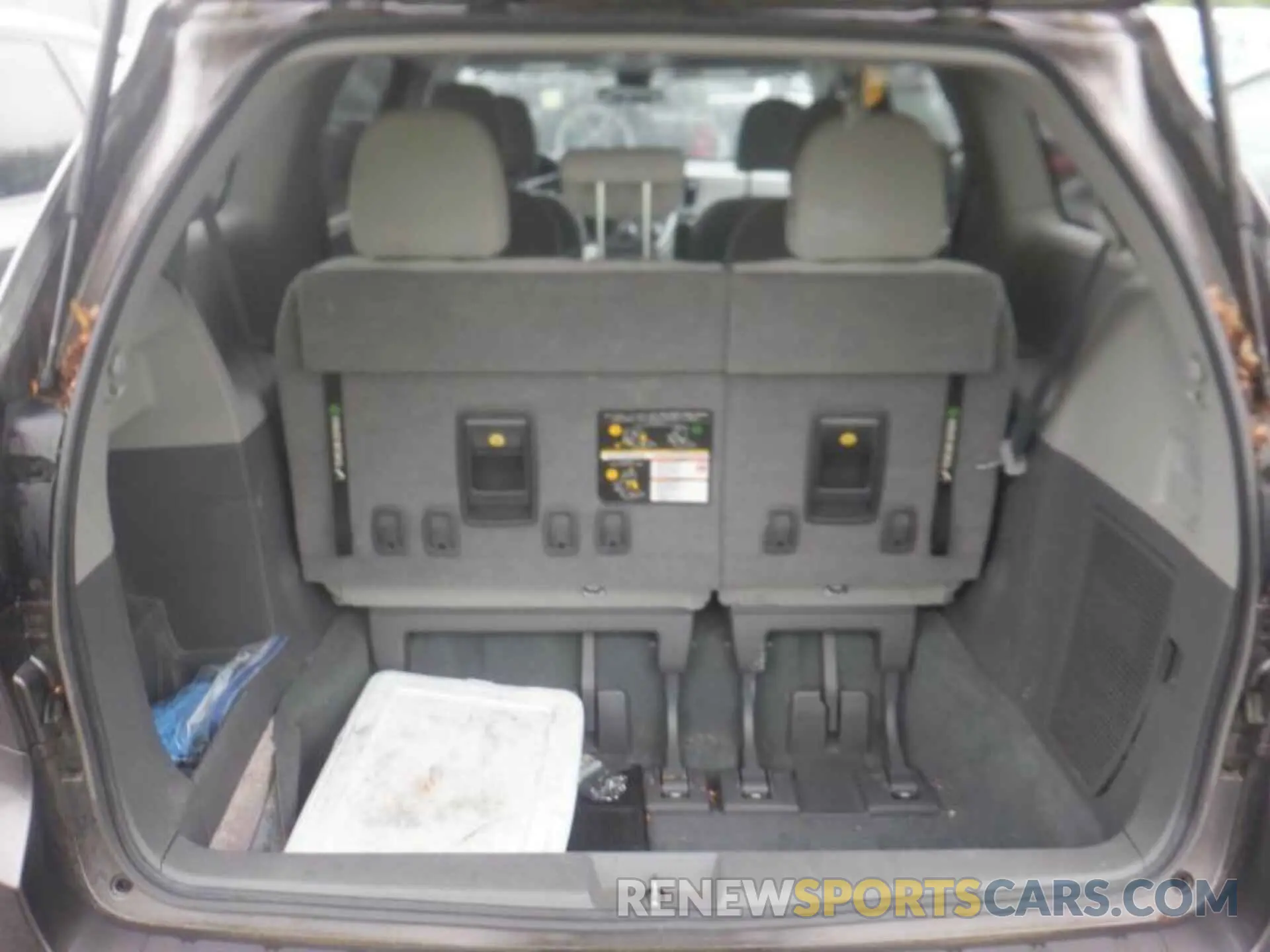 6 Photograph of a damaged car 5TDZZ3DC4LS063512 TOYOTA SIENNA 2020