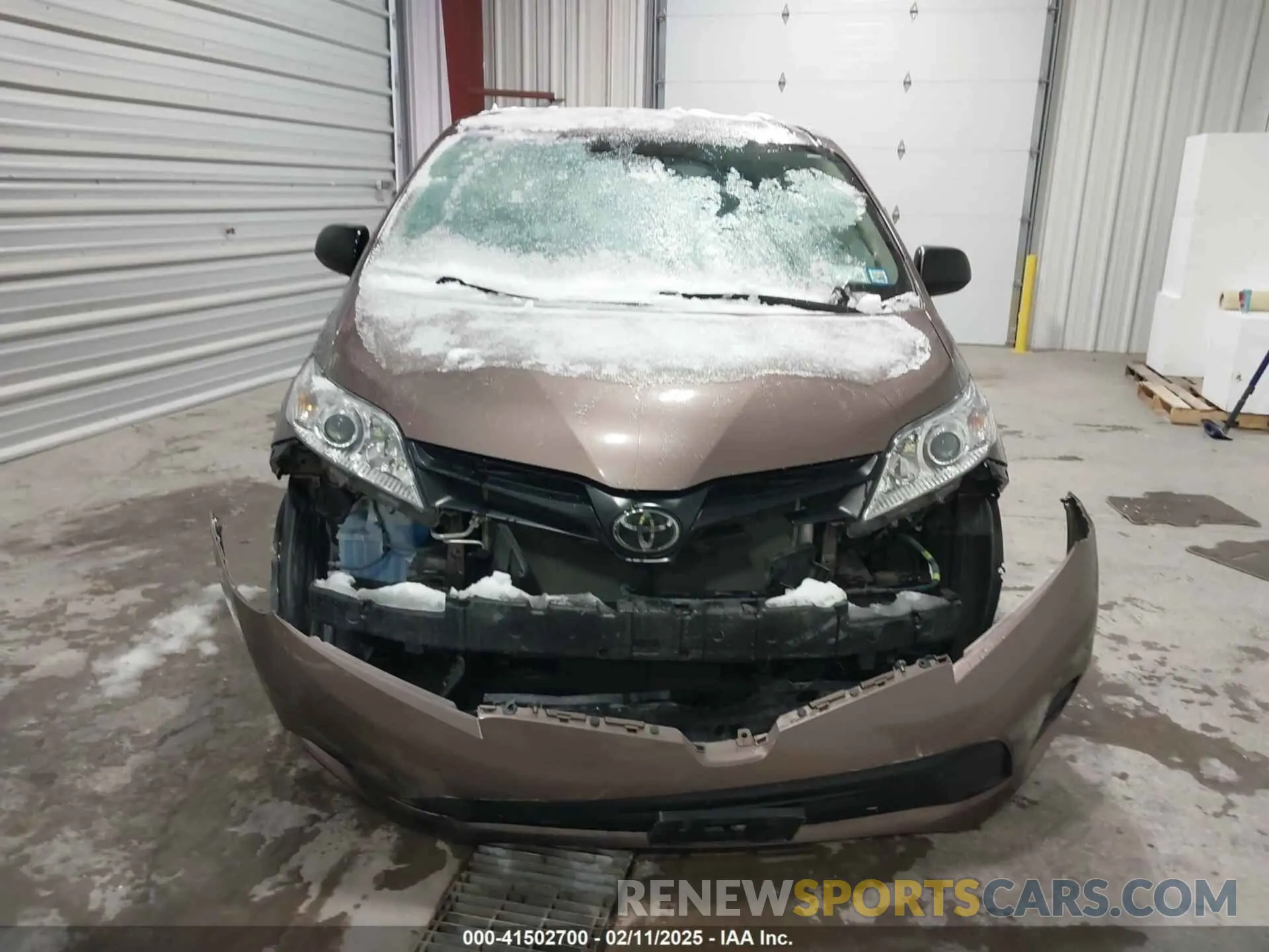 12 Photograph of a damaged car 5TDZZ3DC5LS044497 TOYOTA SIENNA 2020