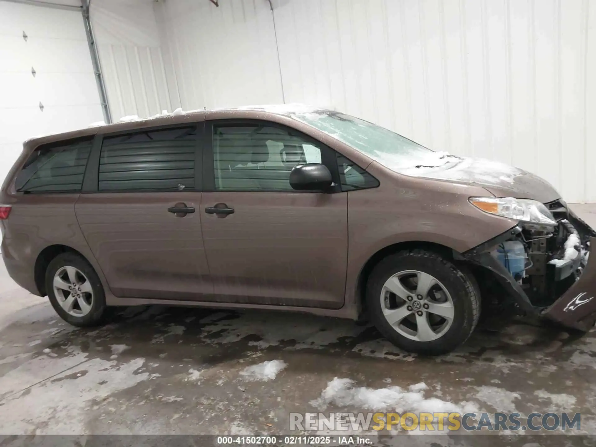 13 Photograph of a damaged car 5TDZZ3DC5LS044497 TOYOTA SIENNA 2020