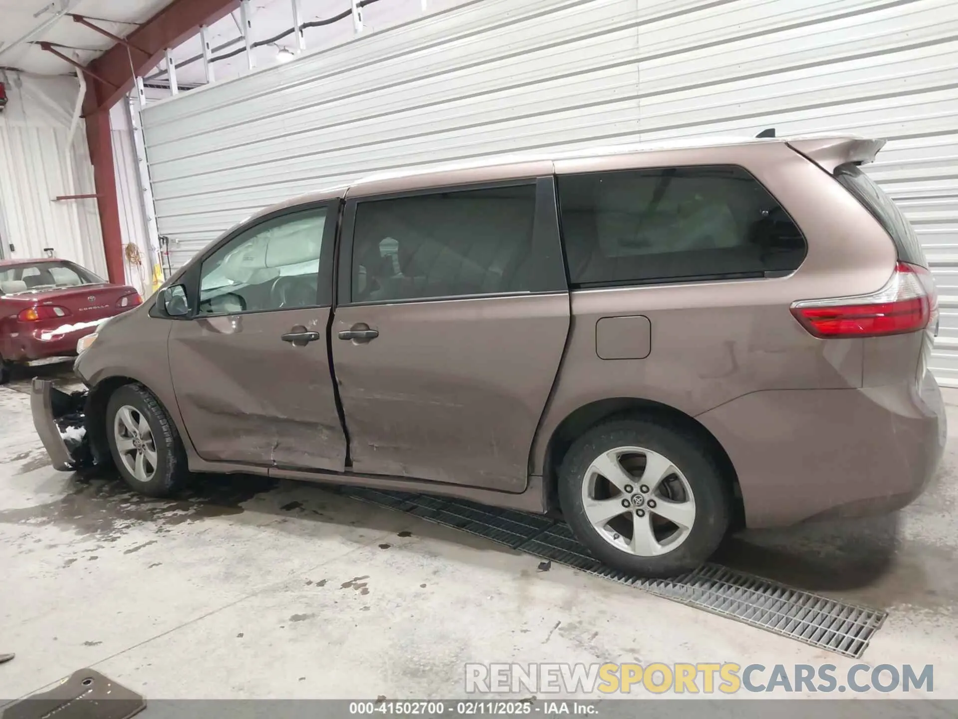 14 Photograph of a damaged car 5TDZZ3DC5LS044497 TOYOTA SIENNA 2020