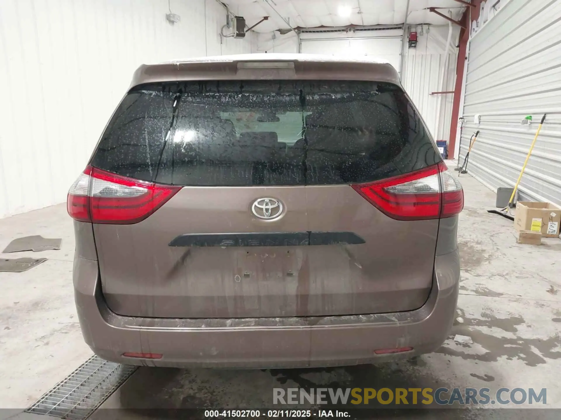 16 Photograph of a damaged car 5TDZZ3DC5LS044497 TOYOTA SIENNA 2020