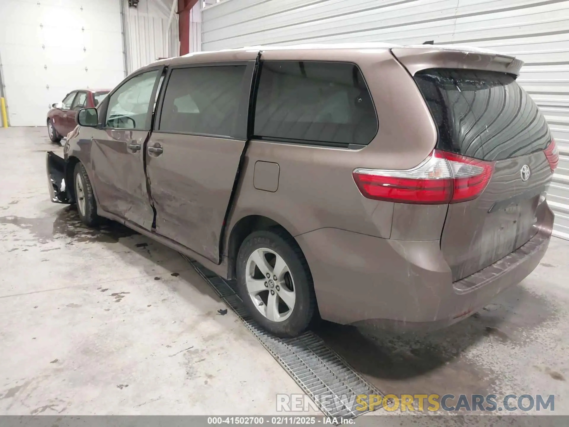 3 Photograph of a damaged car 5TDZZ3DC5LS044497 TOYOTA SIENNA 2020