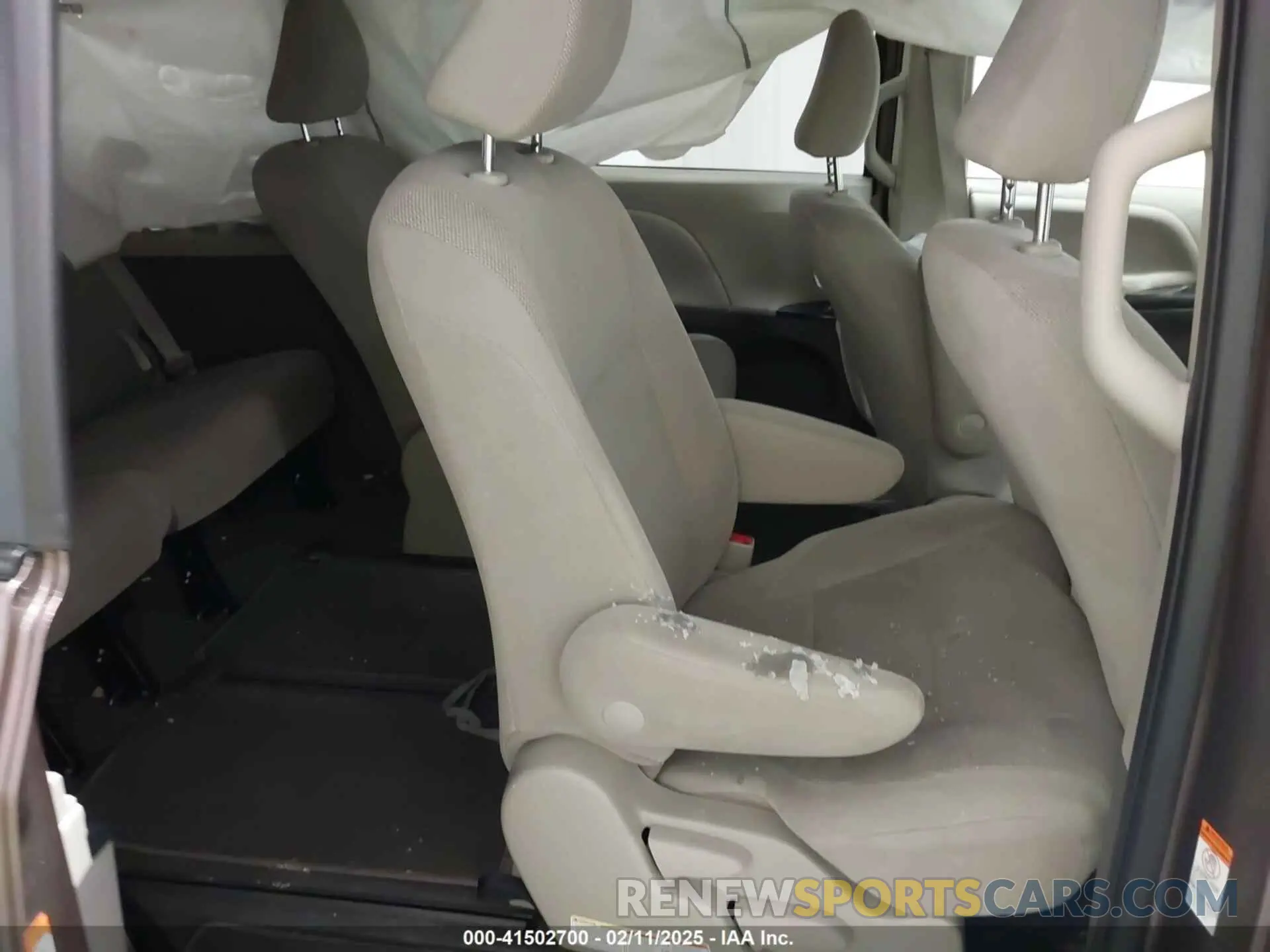 8 Photograph of a damaged car 5TDZZ3DC5LS044497 TOYOTA SIENNA 2020
