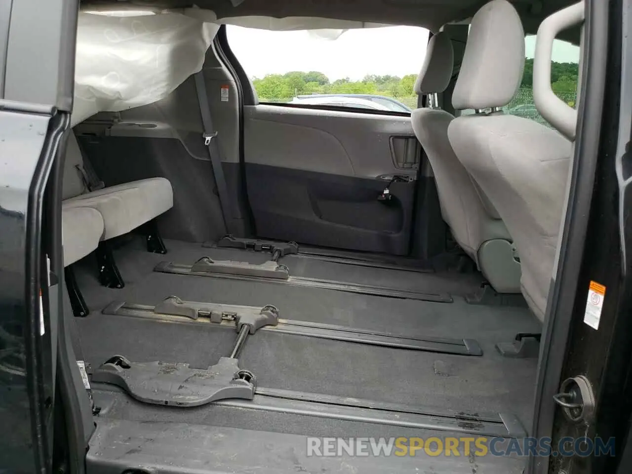 11 Photograph of a damaged car 5TDZZ3DC6LS080599 TOYOTA SIENNA 2020