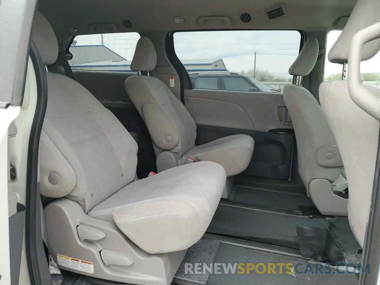 11 Photograph of a damaged car 5TDZZ3DC7LS029435 TOYOTA SIENNA 2020