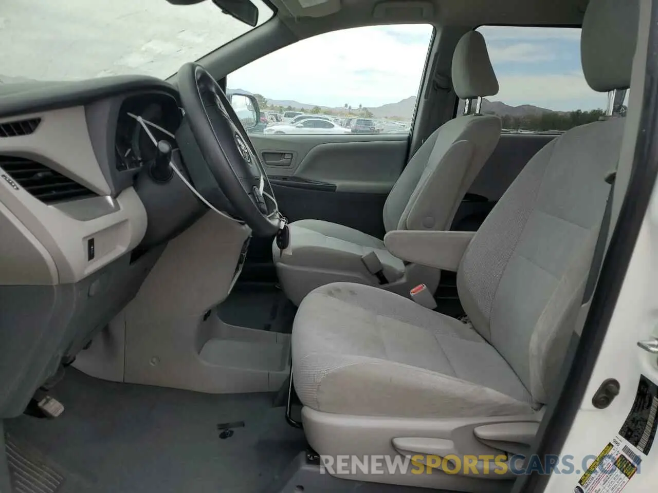 7 Photograph of a damaged car 5TDZZ3DC7LS029435 TOYOTA SIENNA 2020
