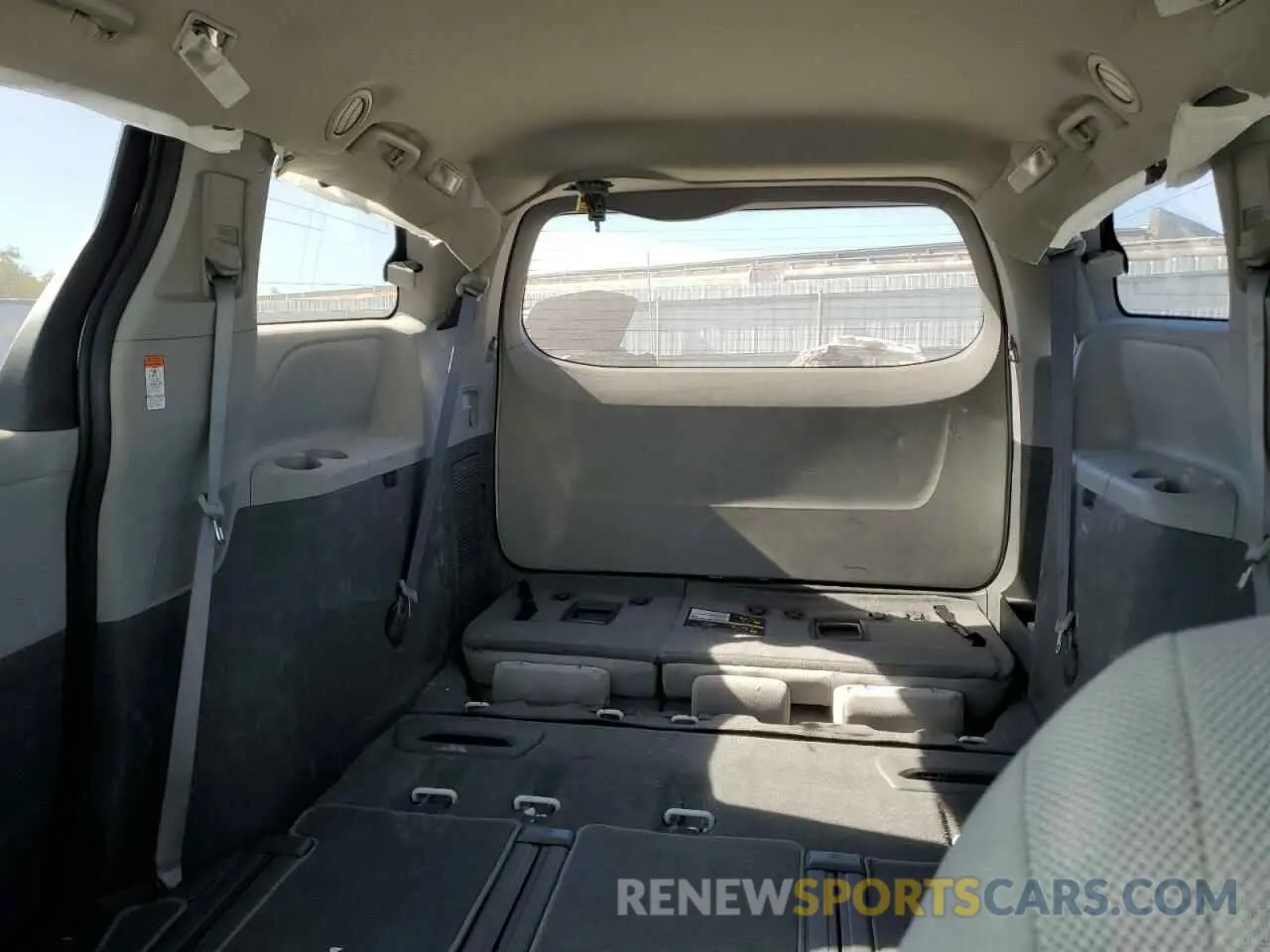 10 Photograph of a damaged car 5TDZZ3DC8LS084136 TOYOTA SIENNA 2020
