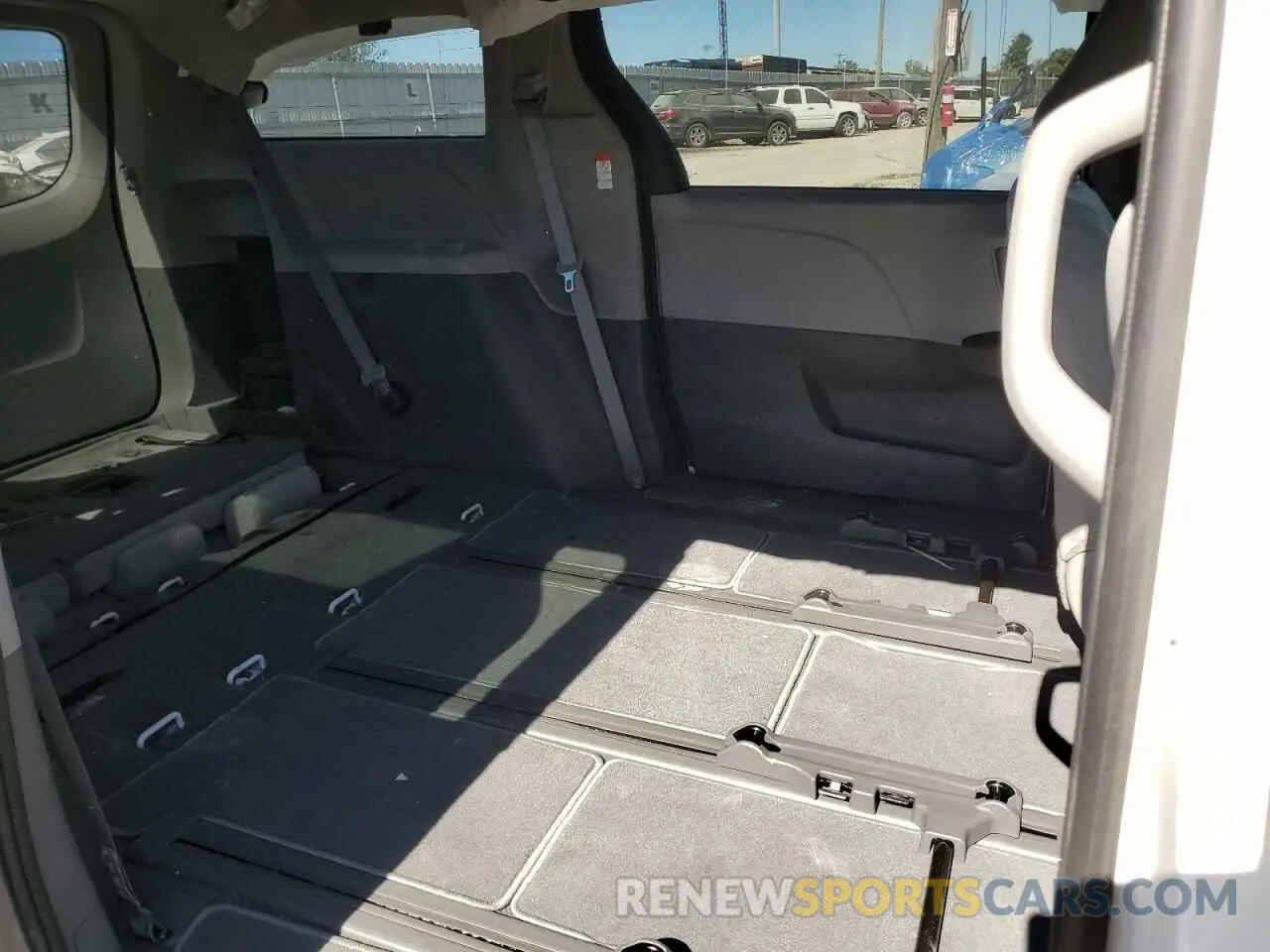 11 Photograph of a damaged car 5TDZZ3DC8LS084136 TOYOTA SIENNA 2020