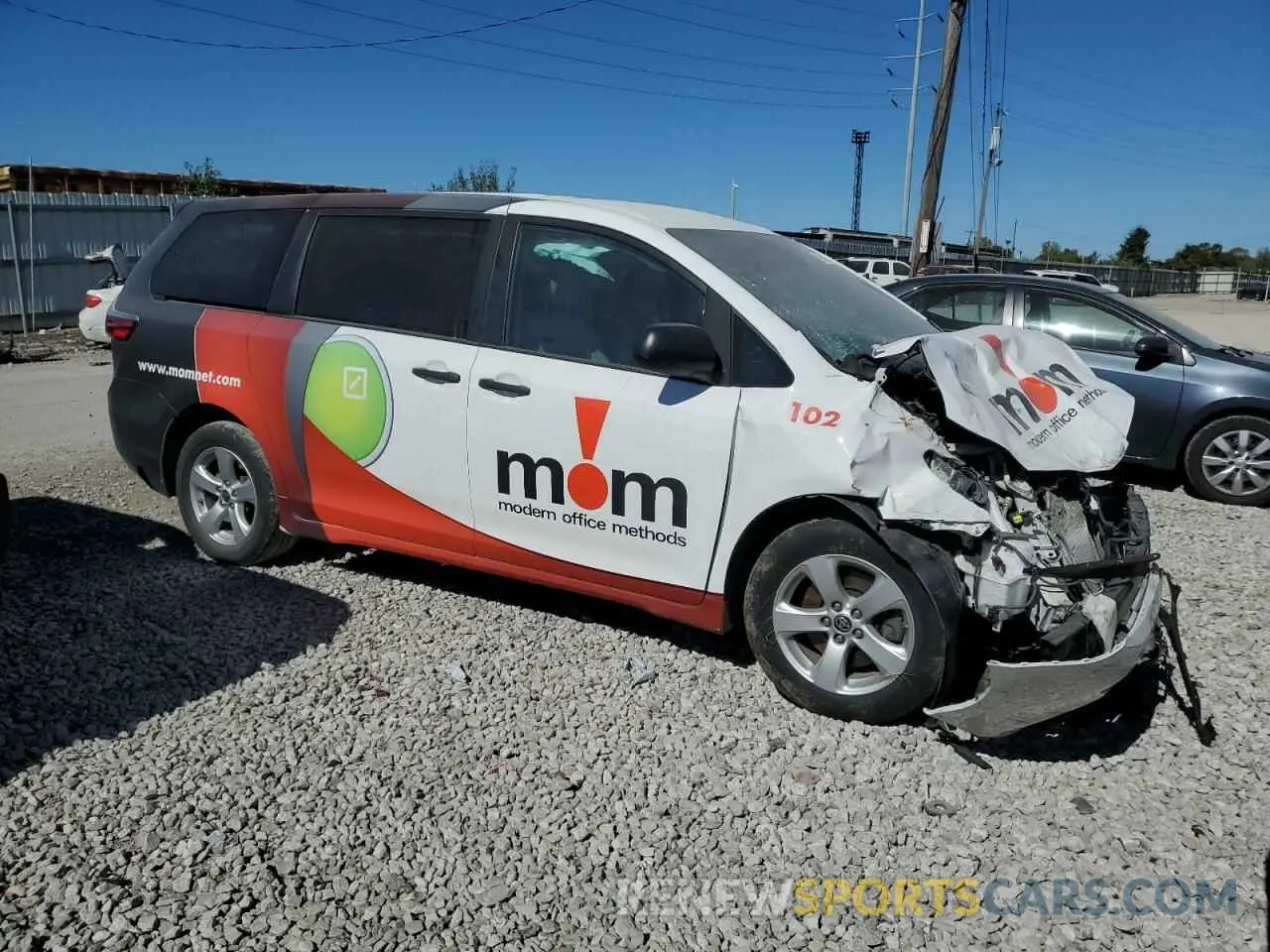 4 Photograph of a damaged car 5TDZZ3DC8LS084136 TOYOTA SIENNA 2020
