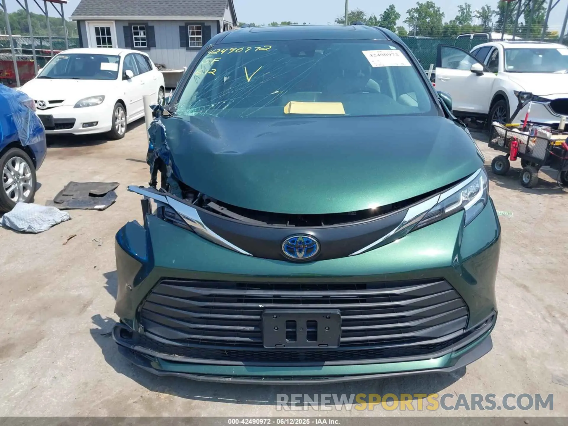 12 Photograph of a damaged car 5TDBRKEC1MS004817 TOYOTA SIENNA 2021
