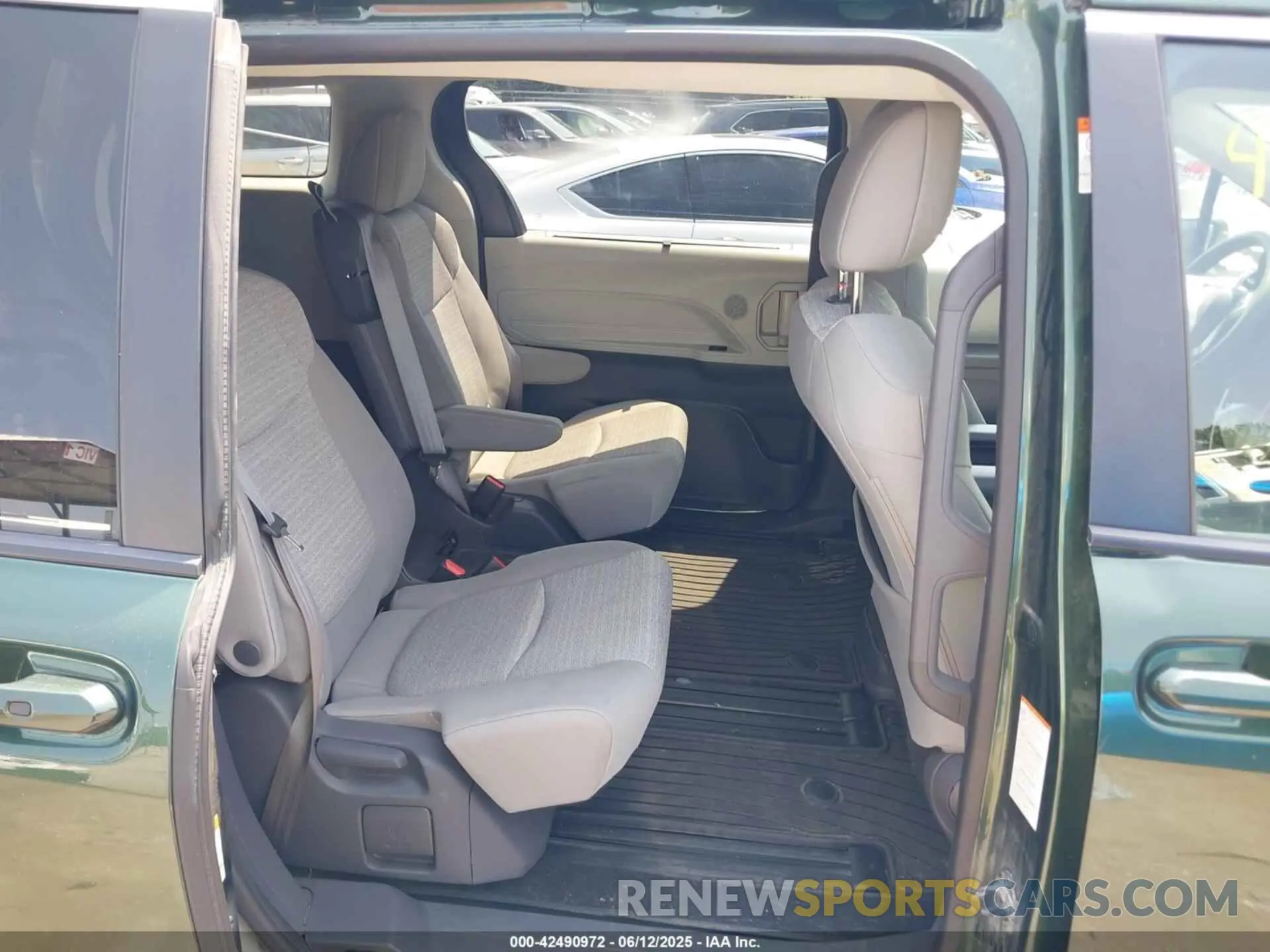 8 Photograph of a damaged car 5TDBRKEC1MS004817 TOYOTA SIENNA 2021