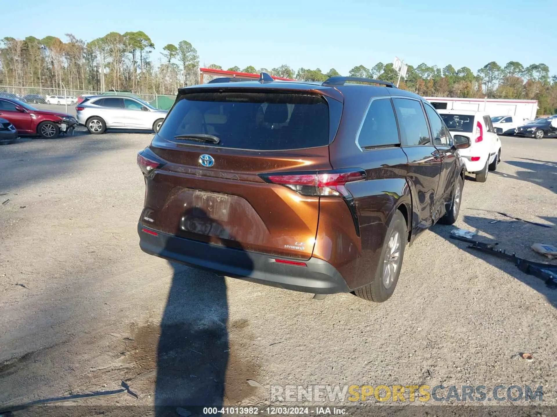 4 Photograph of a damaged car 5TDBRKEC6MS007261 TOYOTA SIENNA 2021