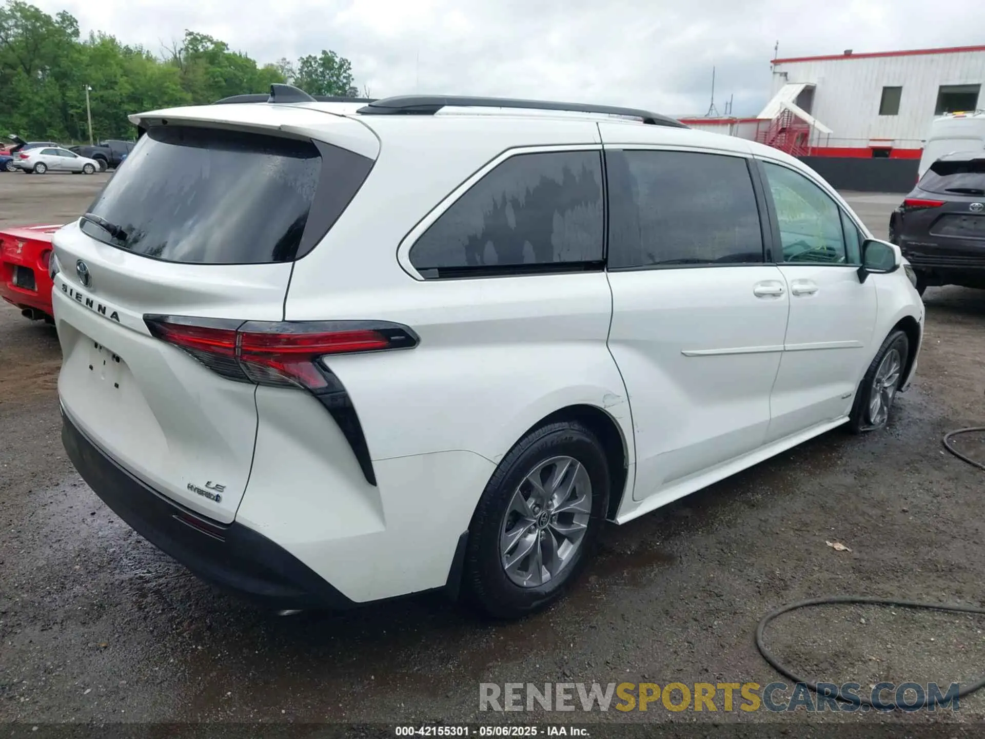 4 Photograph of a damaged car 5TDBRKEC8MS008394 TOYOTA SIENNA 2021