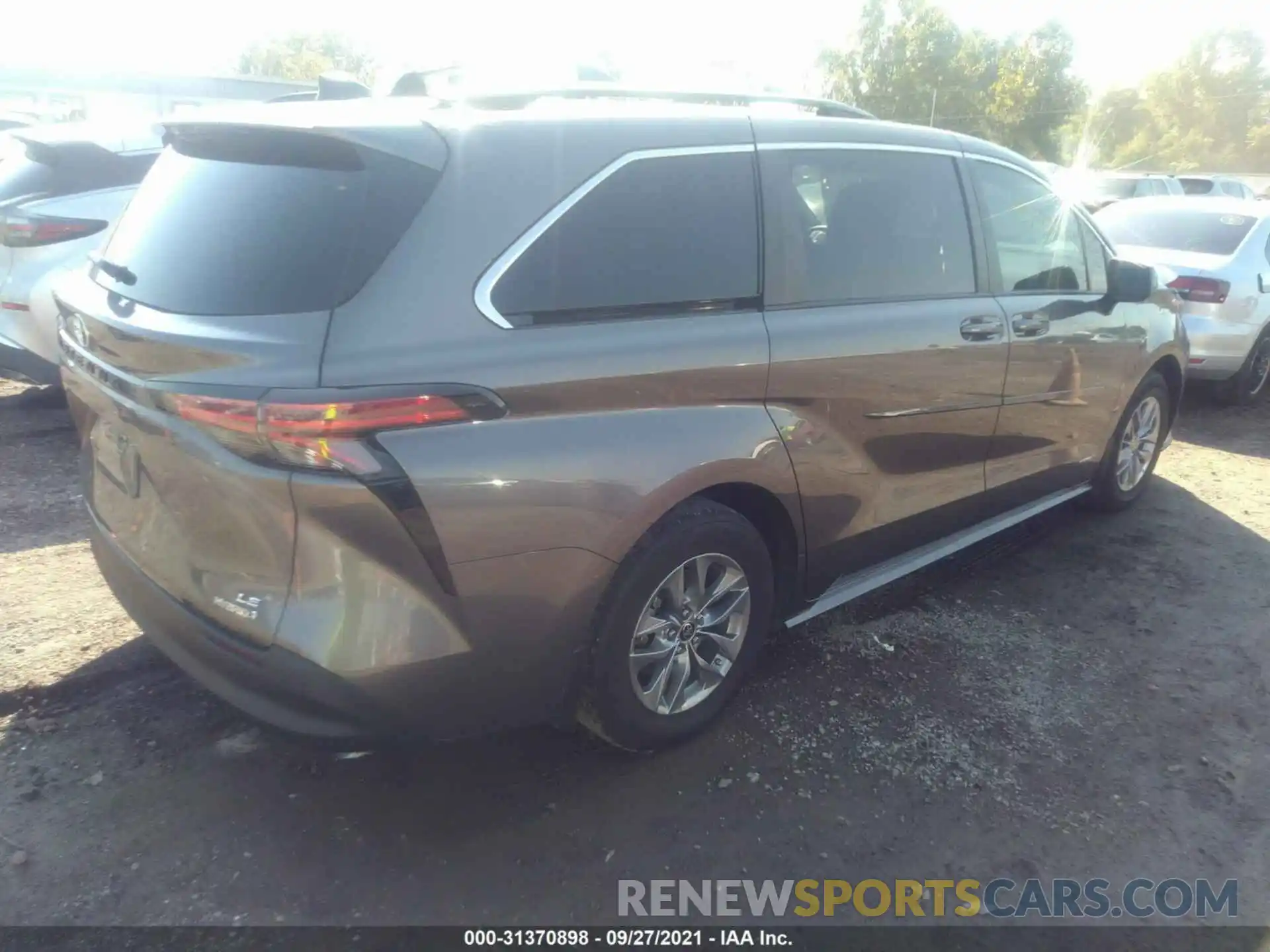 4 Photograph of a damaged car 5TDBRKEC9MS010574 TOYOTA SIENNA 2021