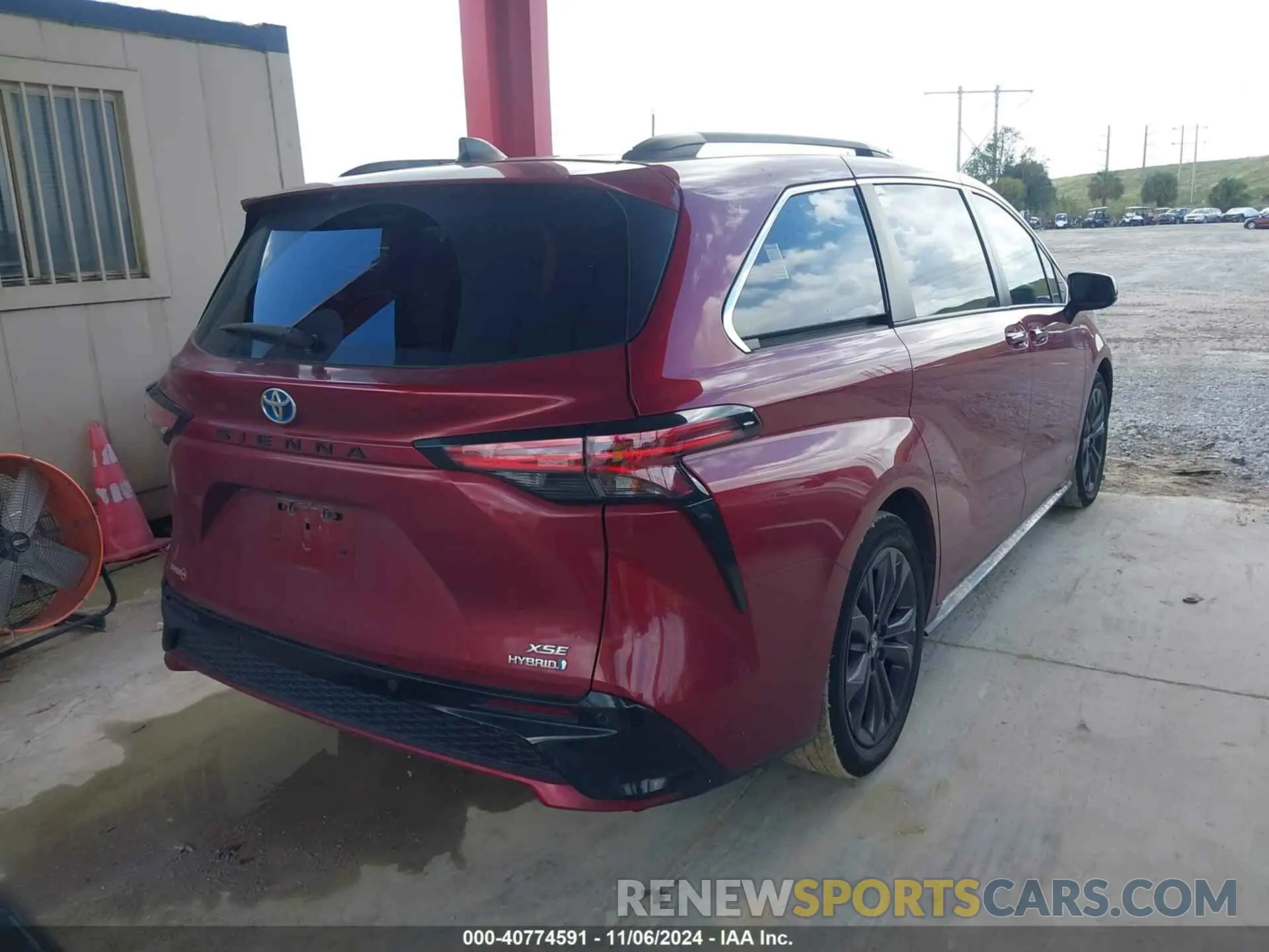 4 Photograph of a damaged car 5TDDRKEC0MS043195 TOYOTA SIENNA 2021