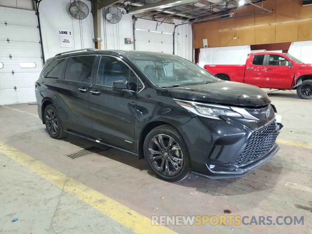 4 Photograph of a damaged car 5TDDRKEC5MS029633 TOYOTA SIENNA 2021