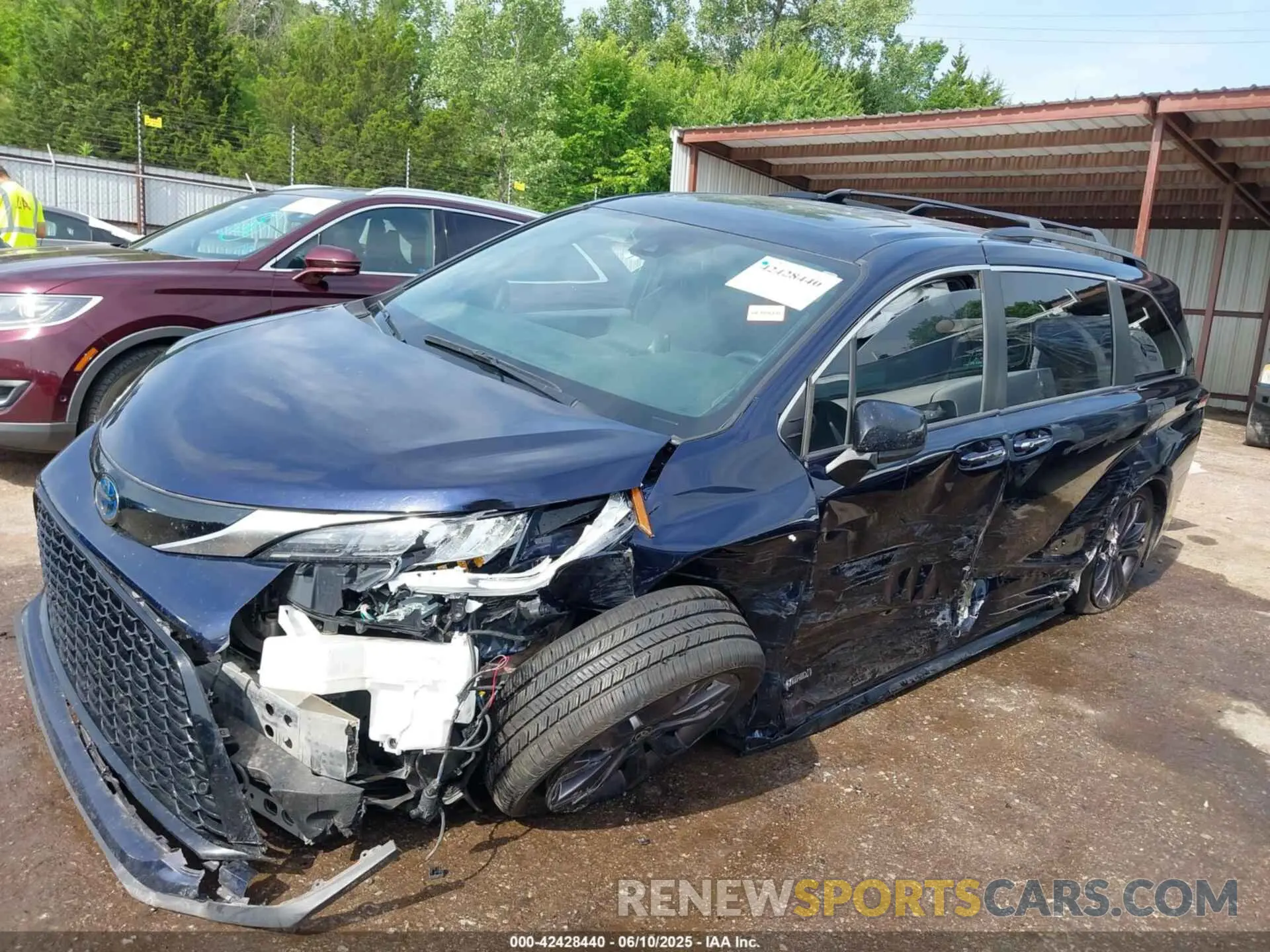 14 Photograph of a damaged car 5TDDRKEC9MS045558 TOYOTA SIENNA 2021