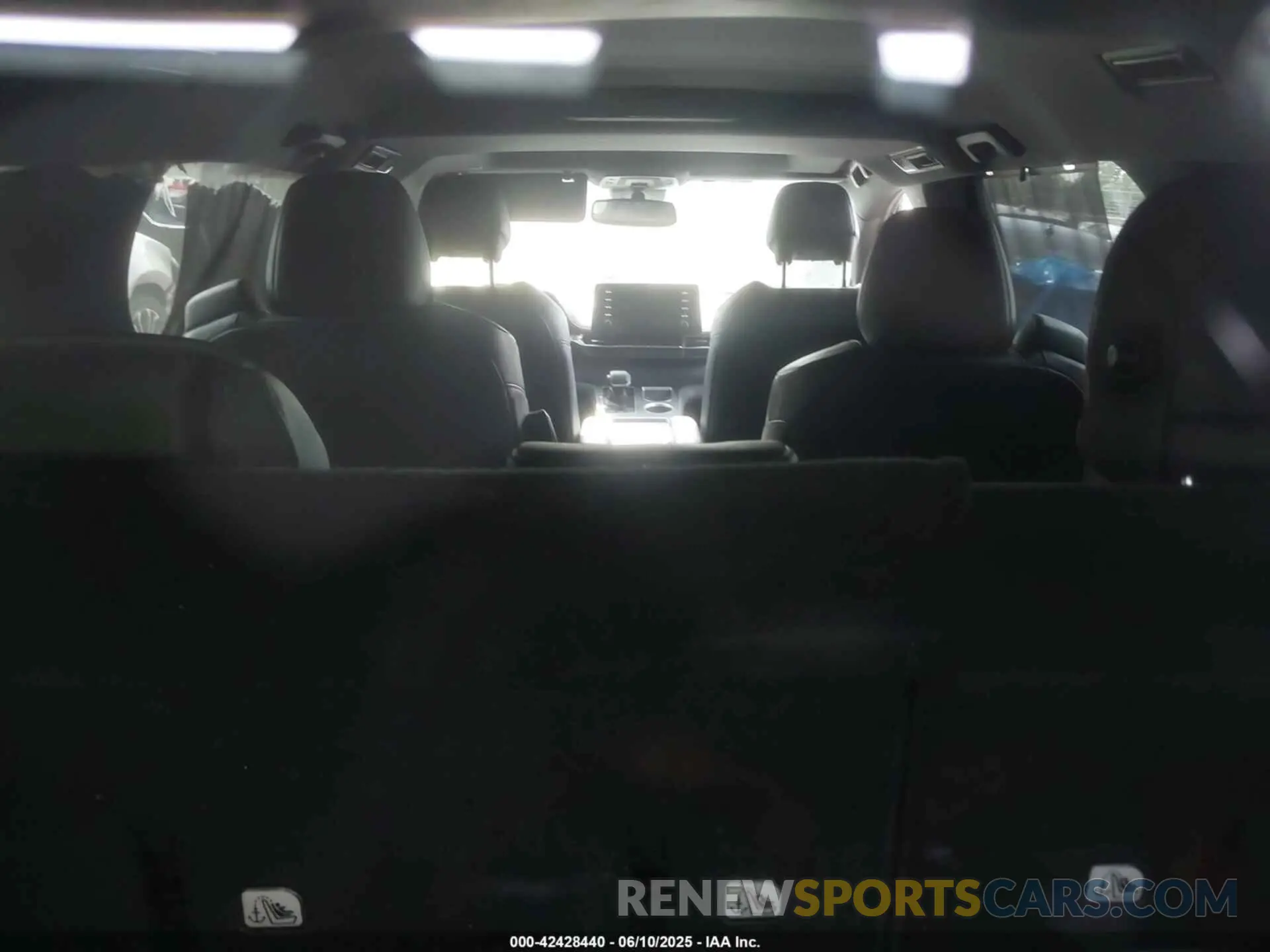 17 Photograph of a damaged car 5TDDRKEC9MS045558 TOYOTA SIENNA 2021