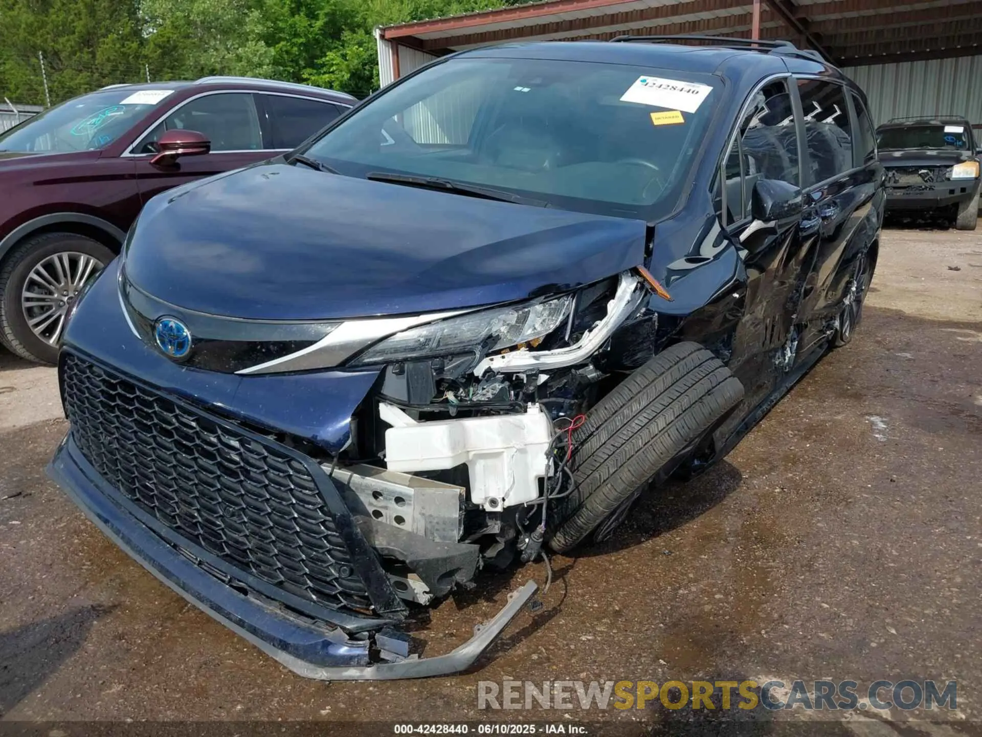 2 Photograph of a damaged car 5TDDRKEC9MS045558 TOYOTA SIENNA 2021